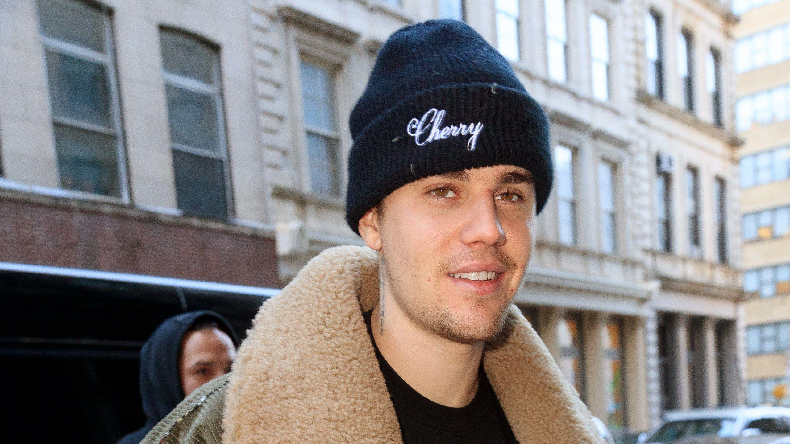 2560x1440 Justin Bieber Shows Off Diamond Covered Lavender Grills