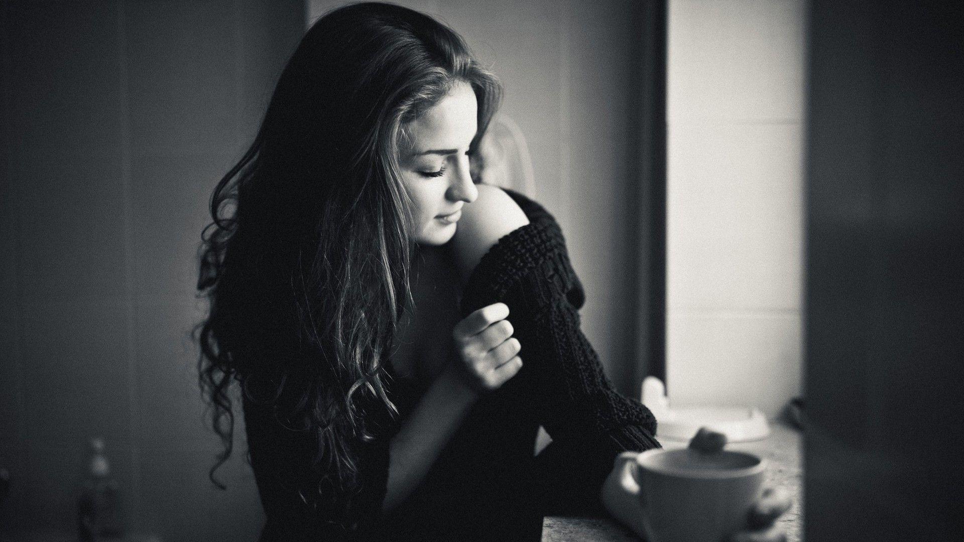 1920x1080 brunette, Long Hair, Coffee, Women, Monochrome, Sweater, Cleavage