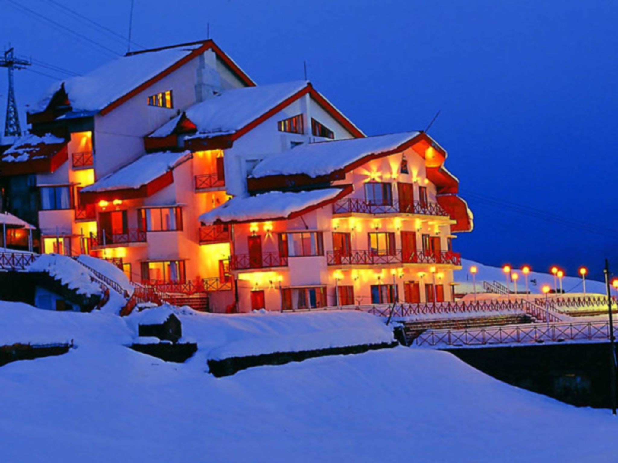 2048x1536 The Cliff Top Club, Auli