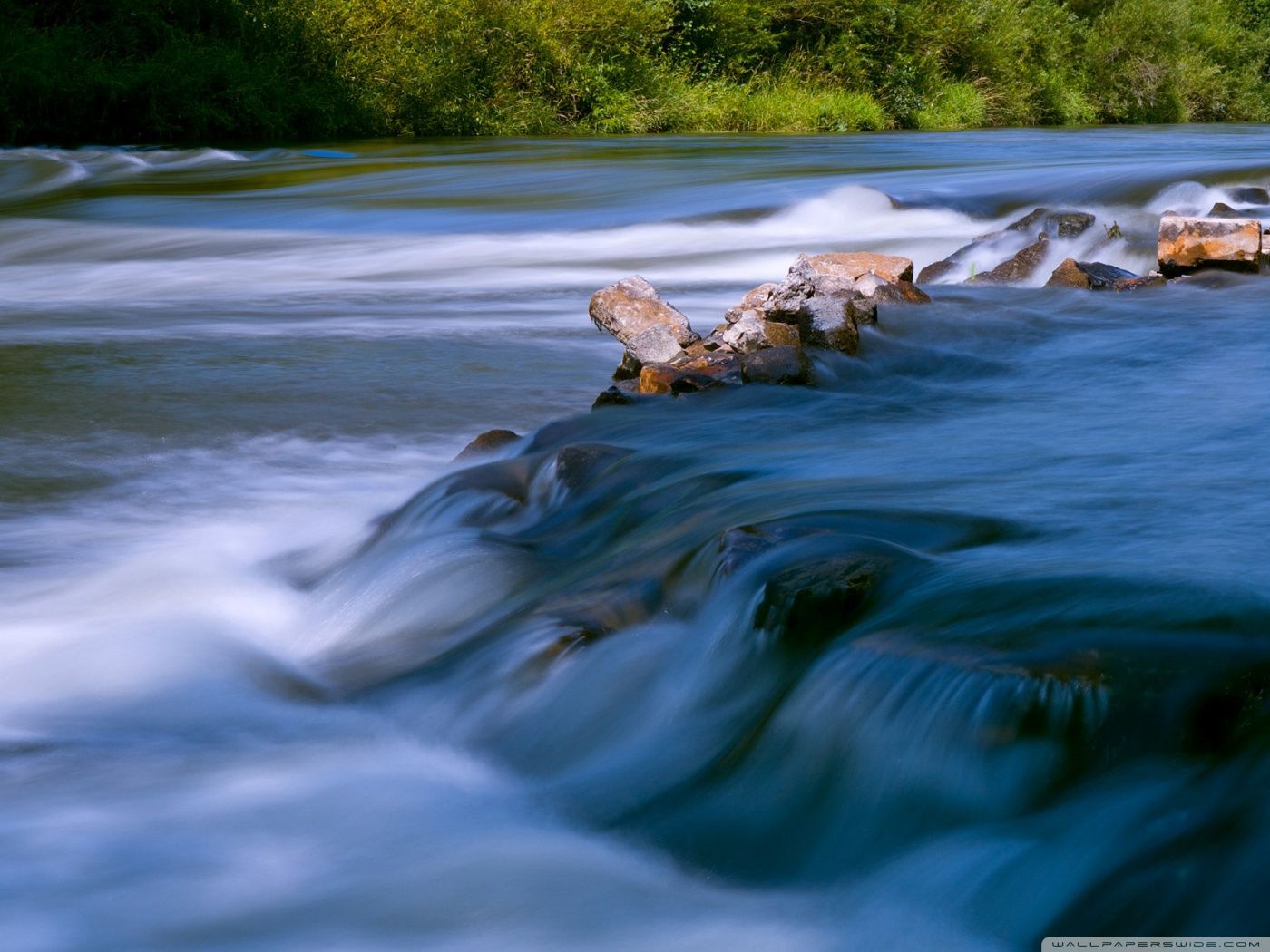 1400x1050 Flowing Water Ultra HD Wallpaper for 4K