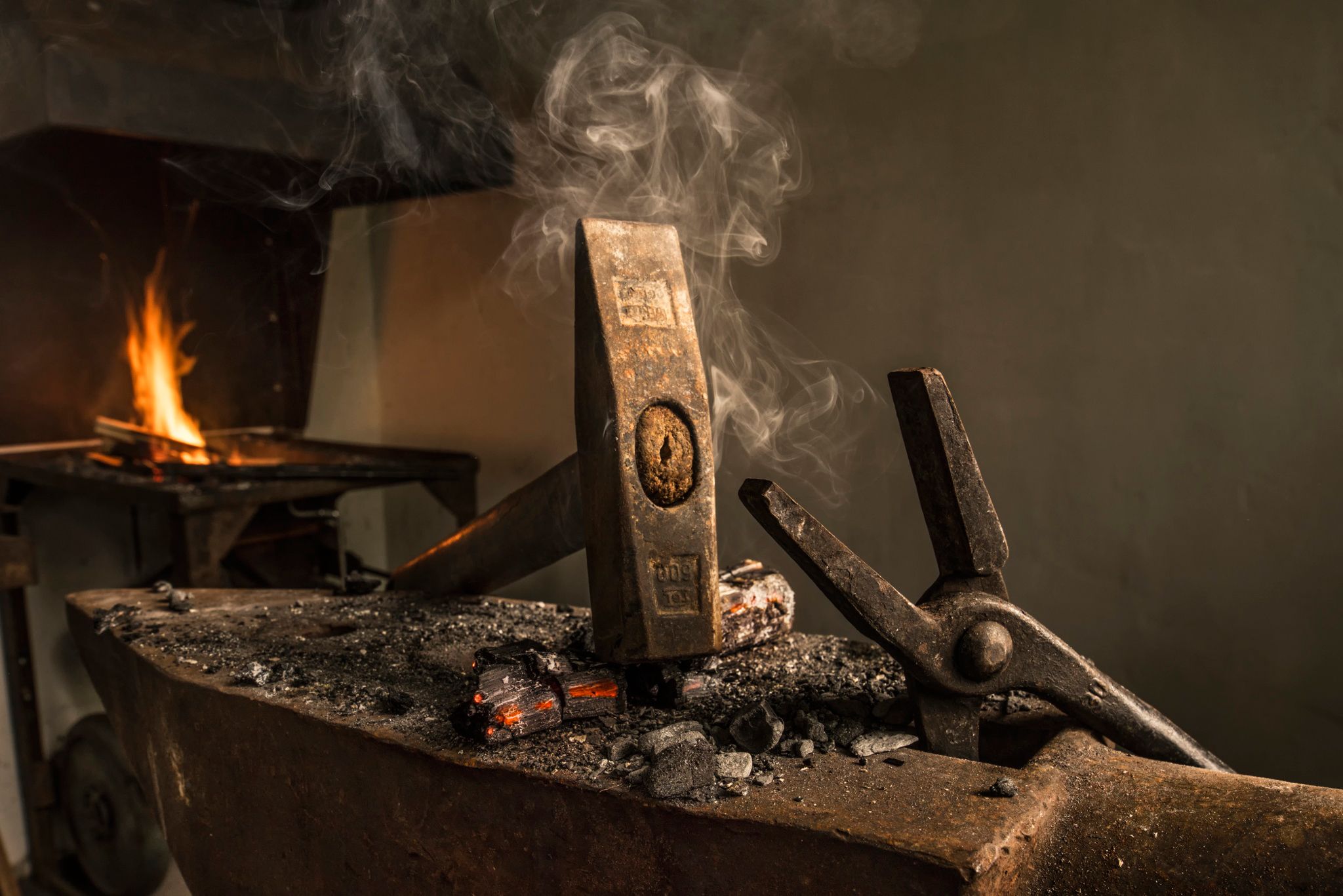 2048x1367 Wallpaper hammer, anvil, forge