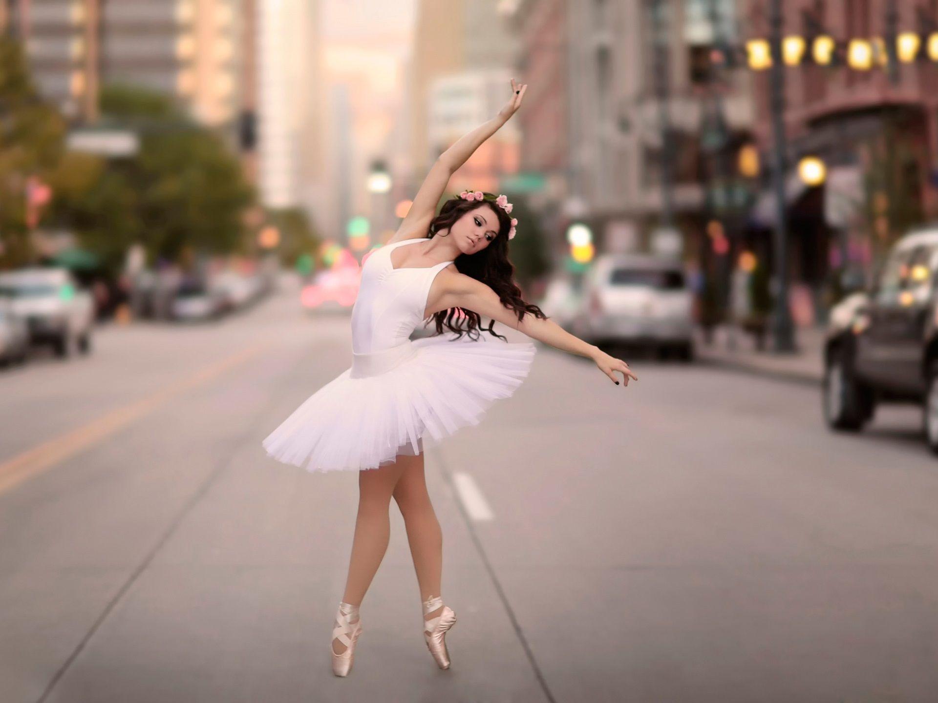 1920x1440 Wallpaper Ballerina dancing at city street 1920x1440 HD