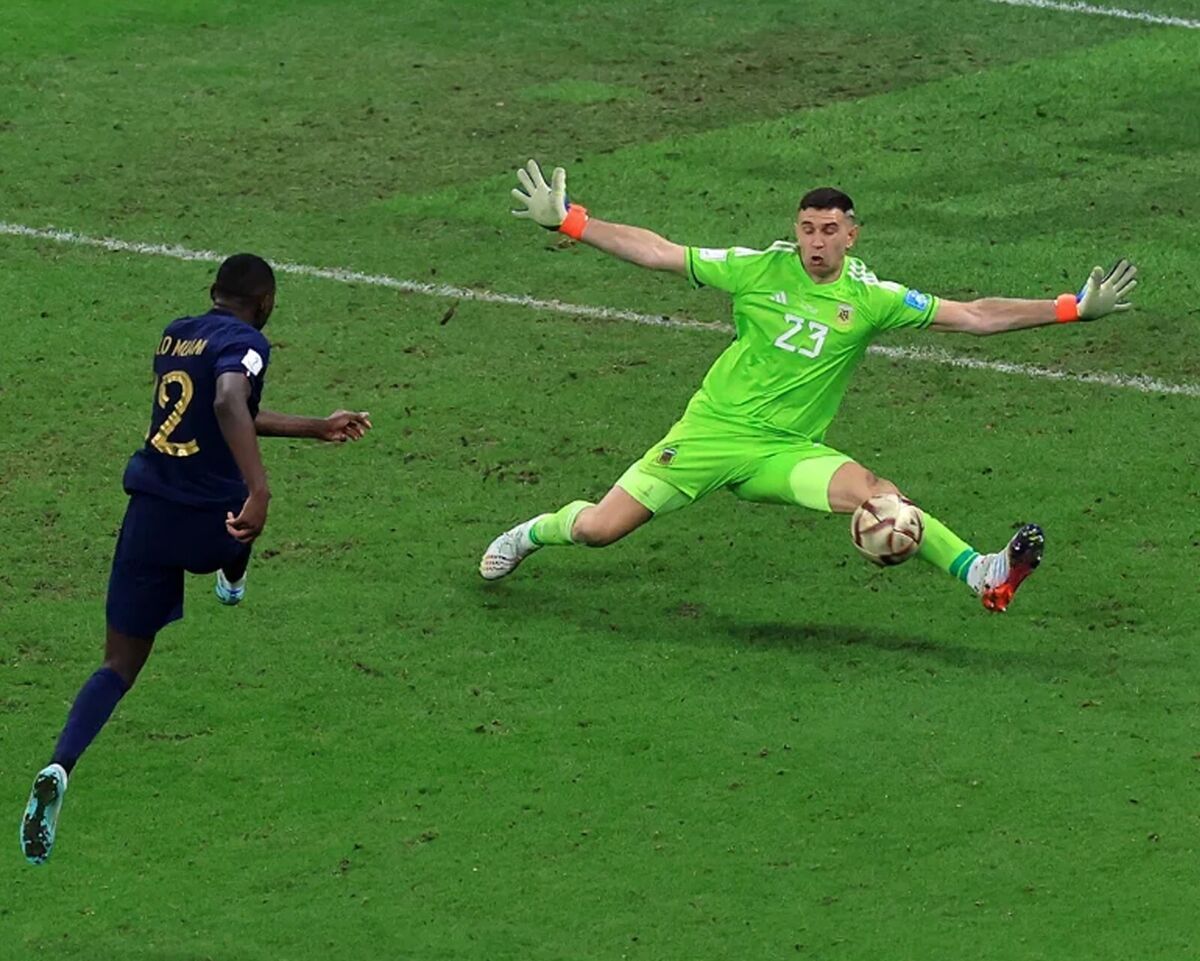 1200x961 Emiliano Martinez The Save