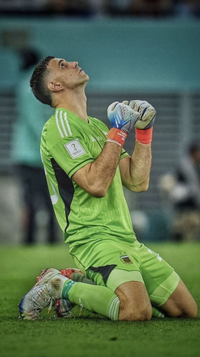 675x1200 Emiliano Martinez Wallpaper. Dibu