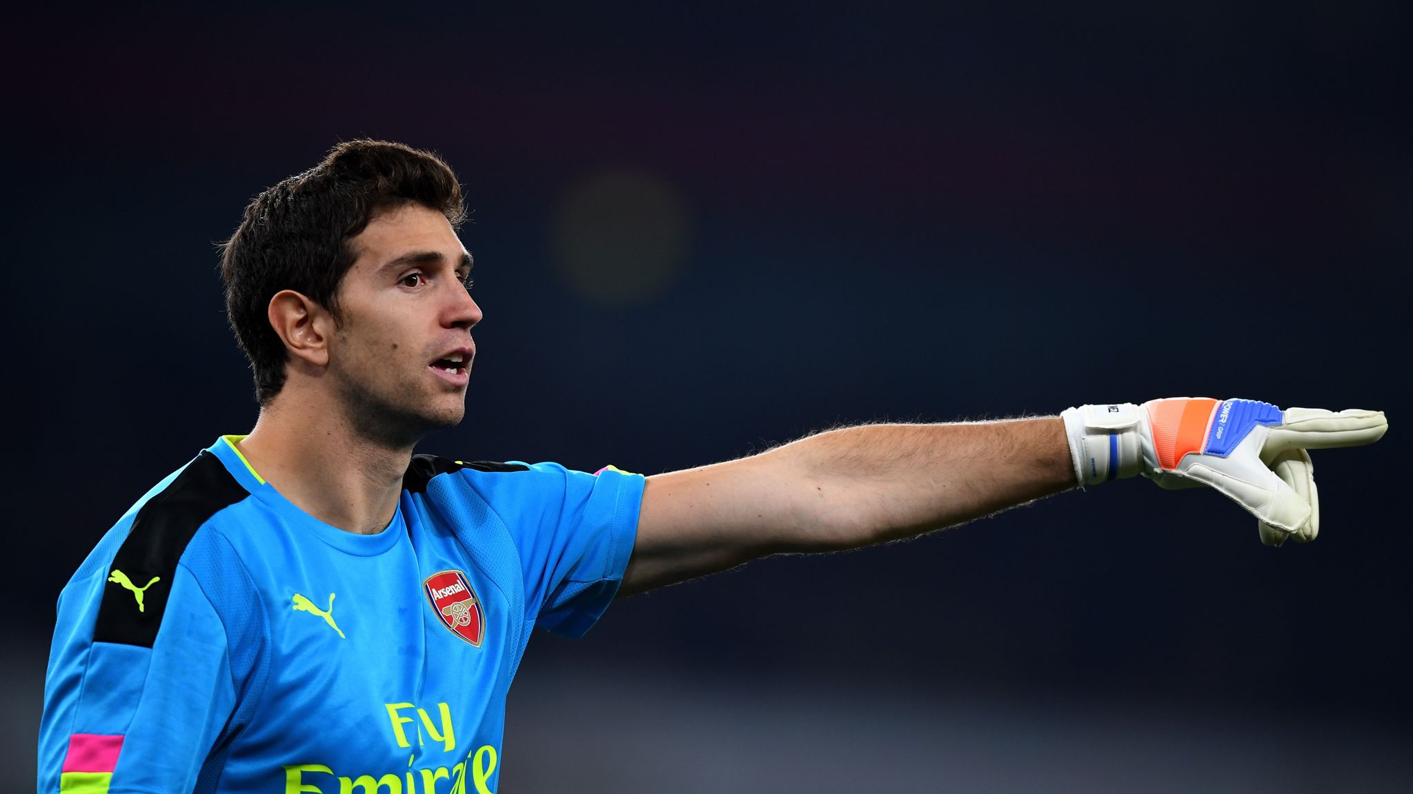 2048x1152 Arsenal goalkeeper Emiliano Martinez