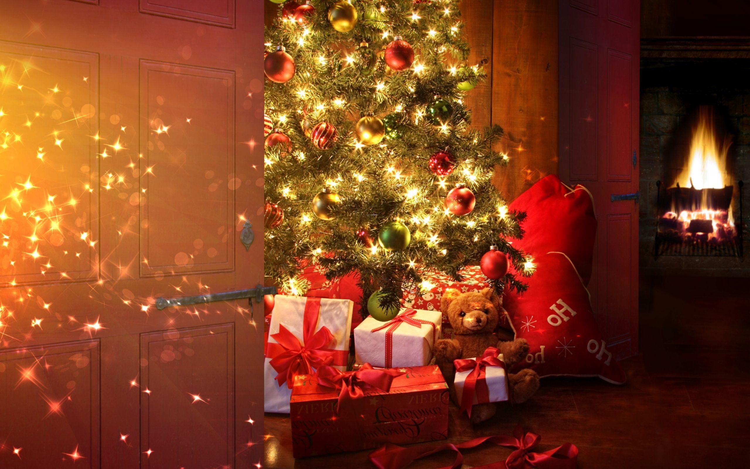 2560x1600 Holiday Christmas Tree Gifts wallpaperx1600