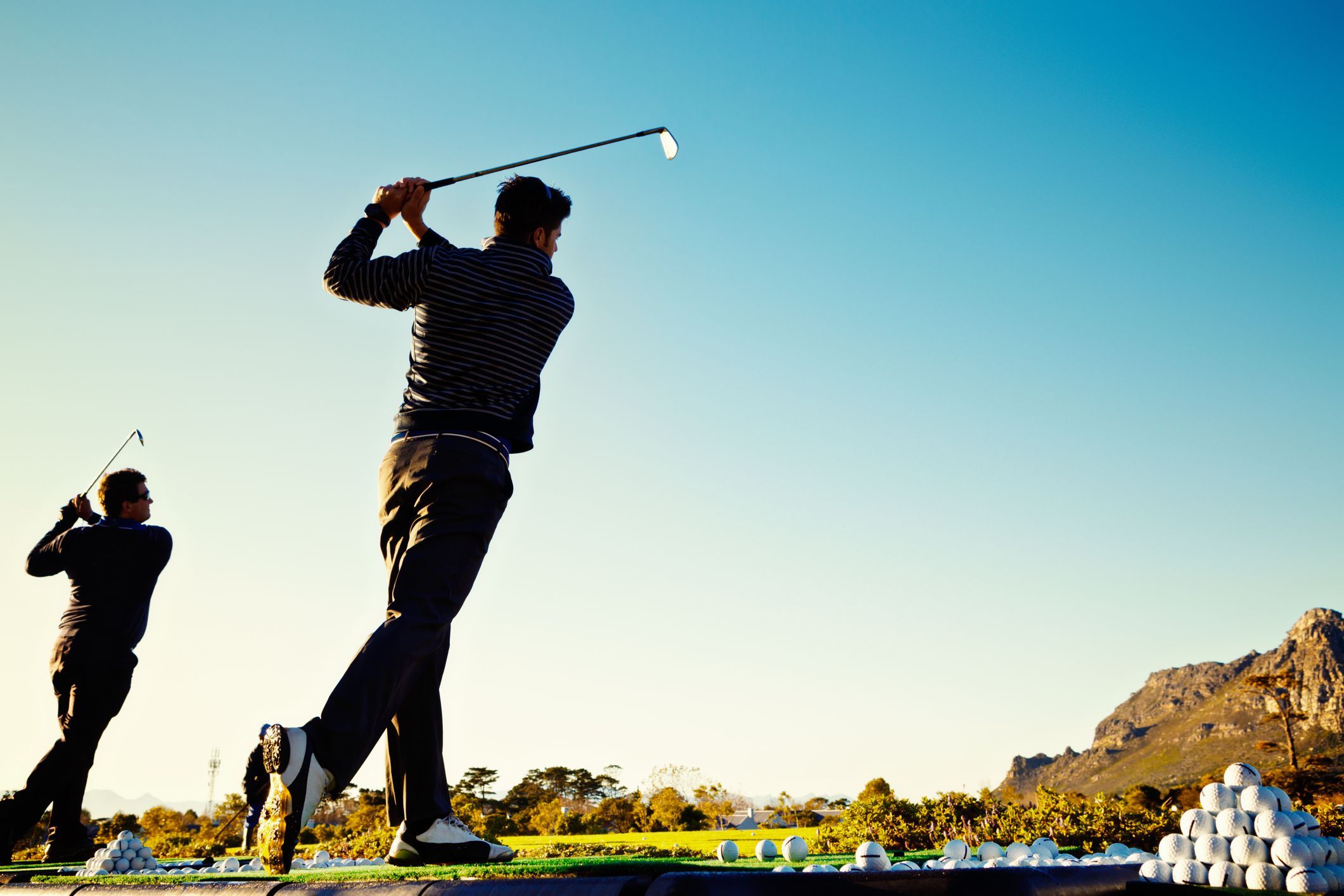 2121x1414 Taking your golf swing from the range