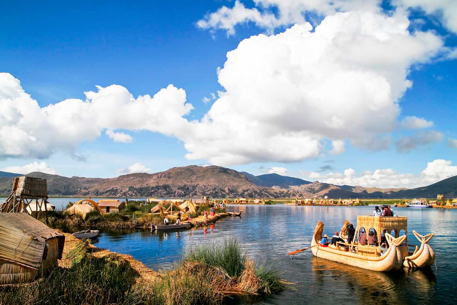 1500x1001 Lake Titicaca Straddles Peru