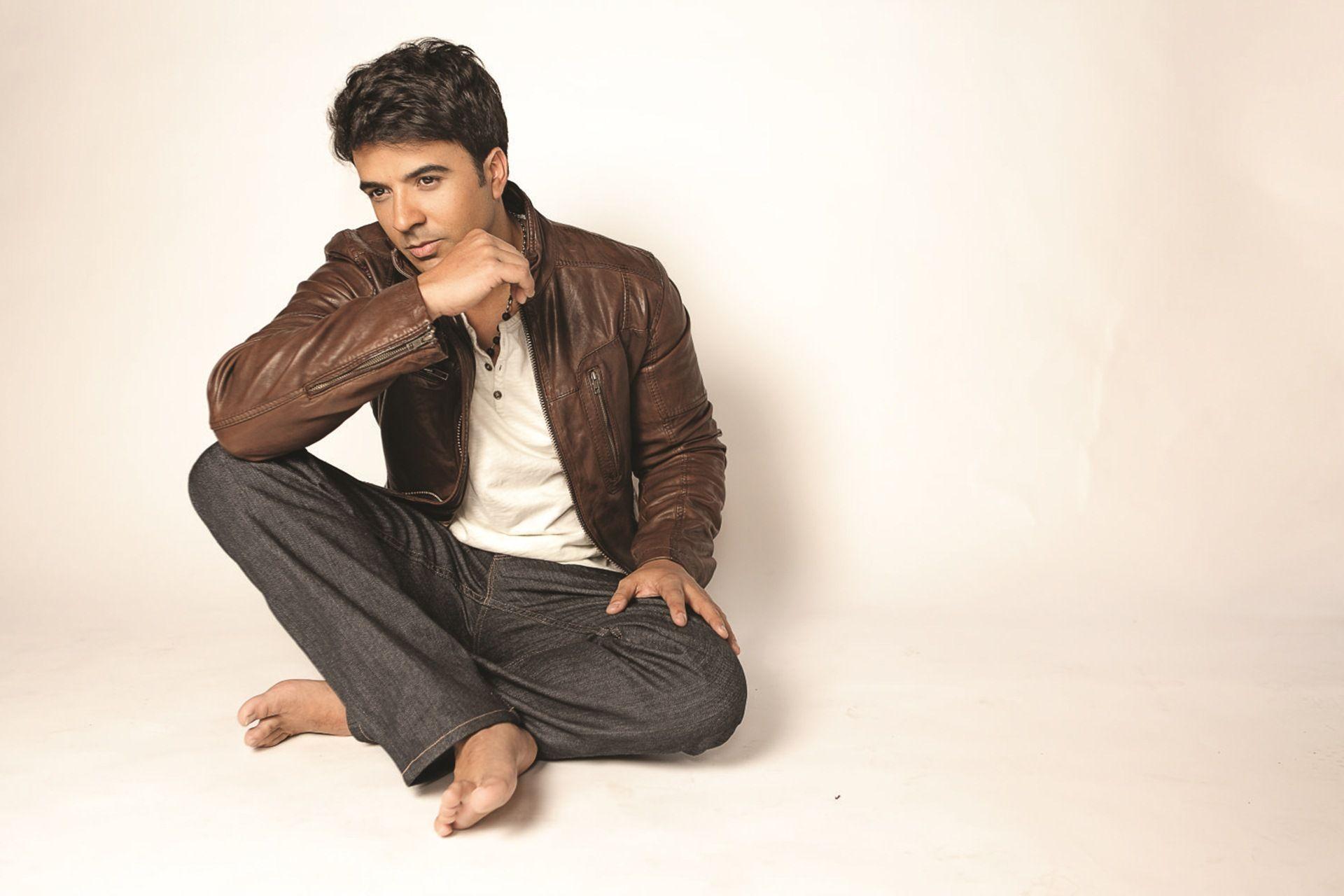 Luis Fonsi Wallpapers - Top Free Luis Fonsi Backgrounds - WallpaperAccess