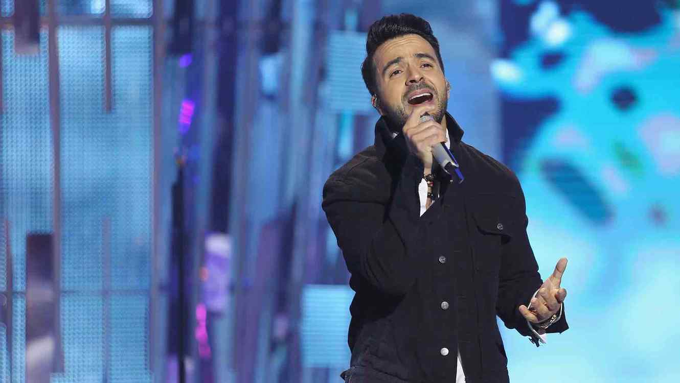 Luis Fonsi Wallpapers - Top Free Luis Fonsi Backgrounds - WallpaperAccess