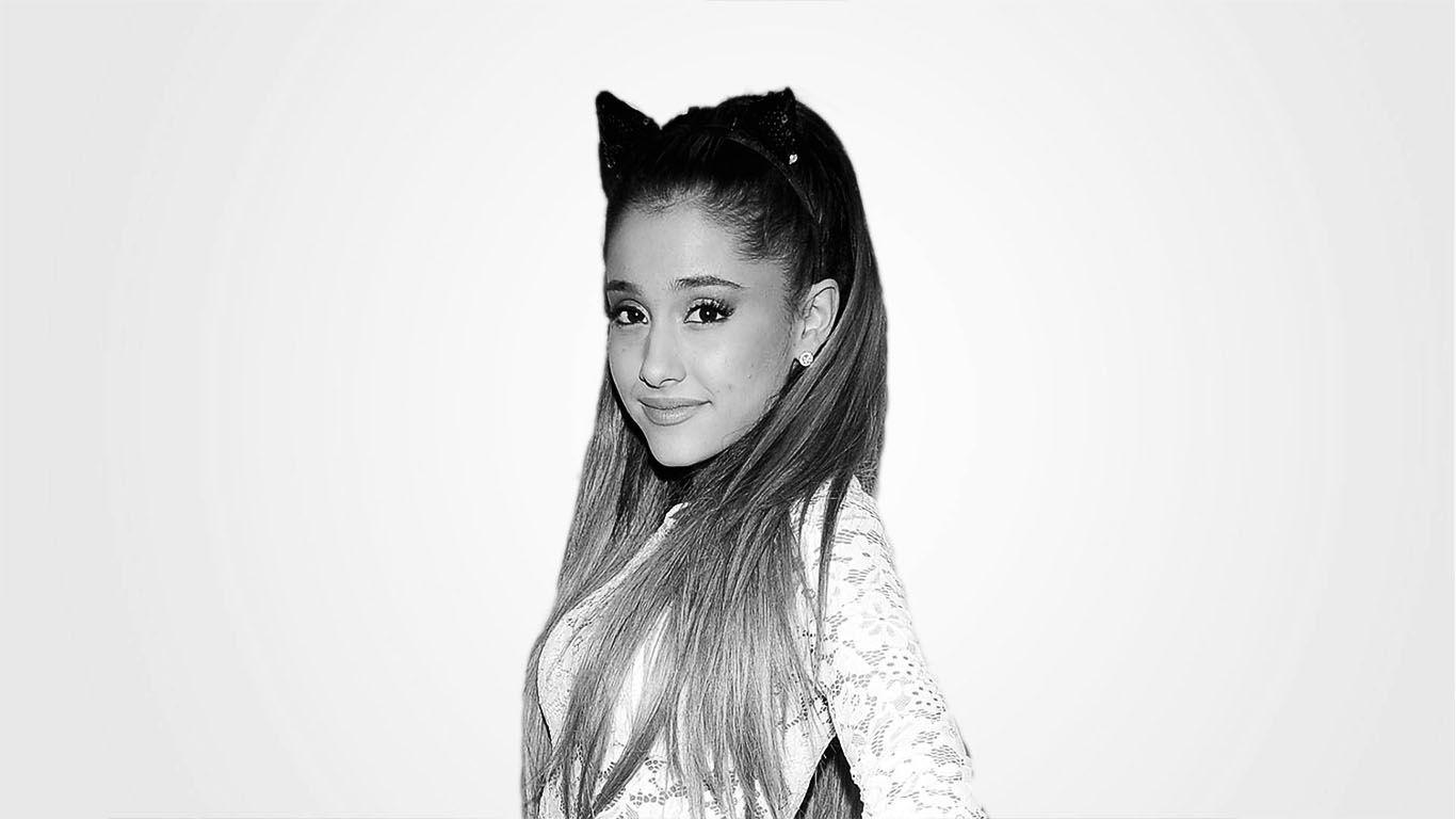 1366x768 Ariana Grande Close Up HD Wallpaper