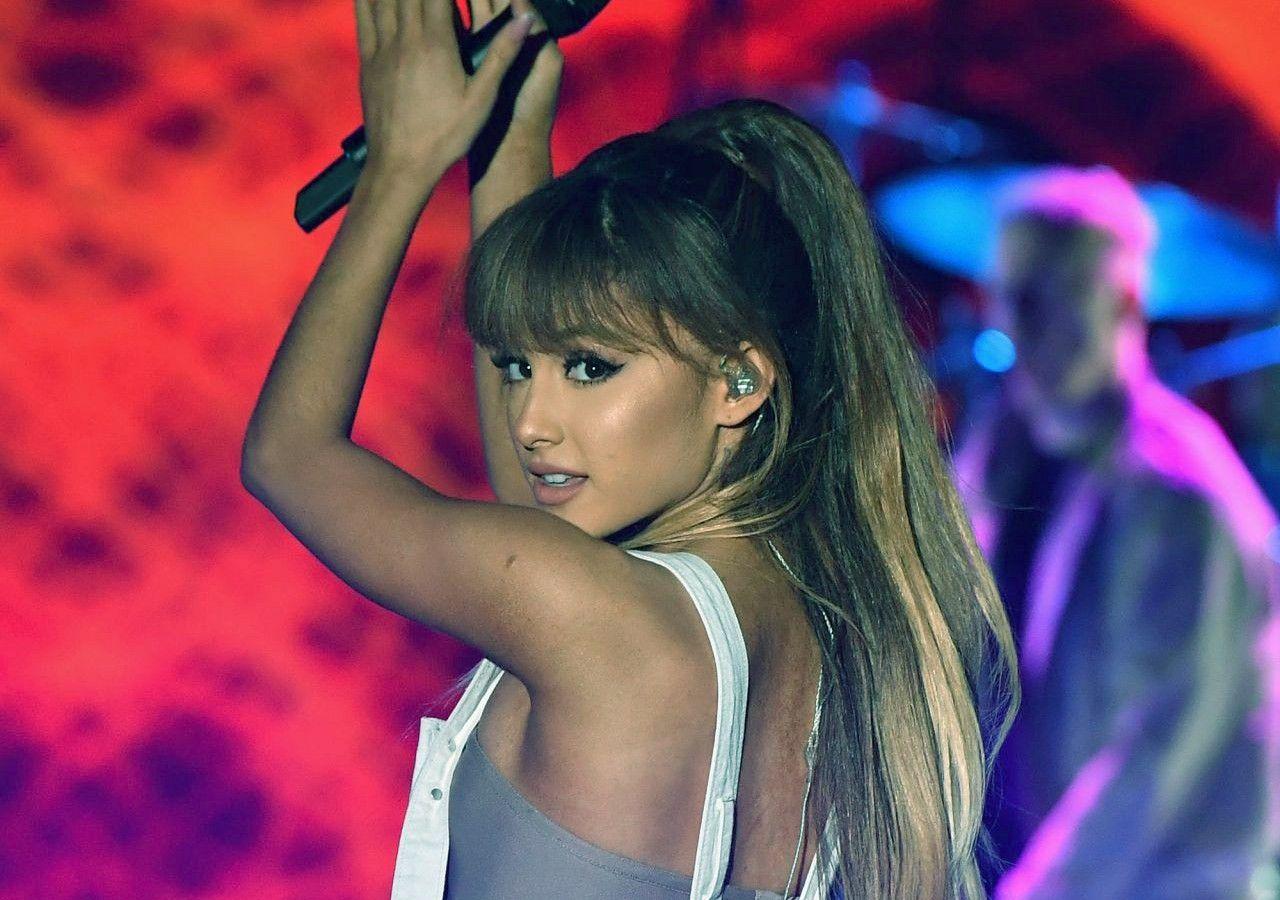 1280x900 Ariana Grande 2017 Wallpaper