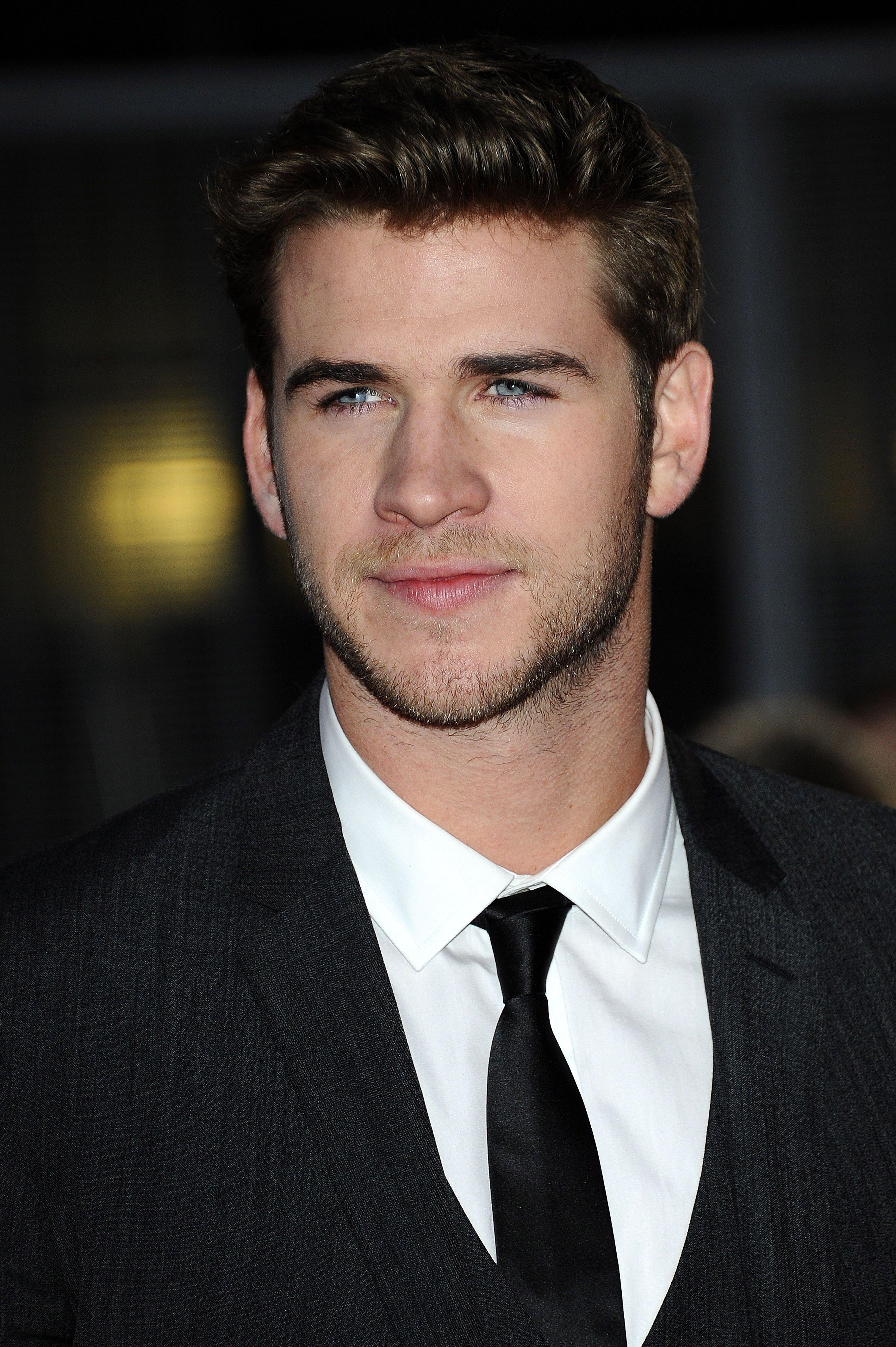 2832x4256 Liam Hemsworth Wallpaper