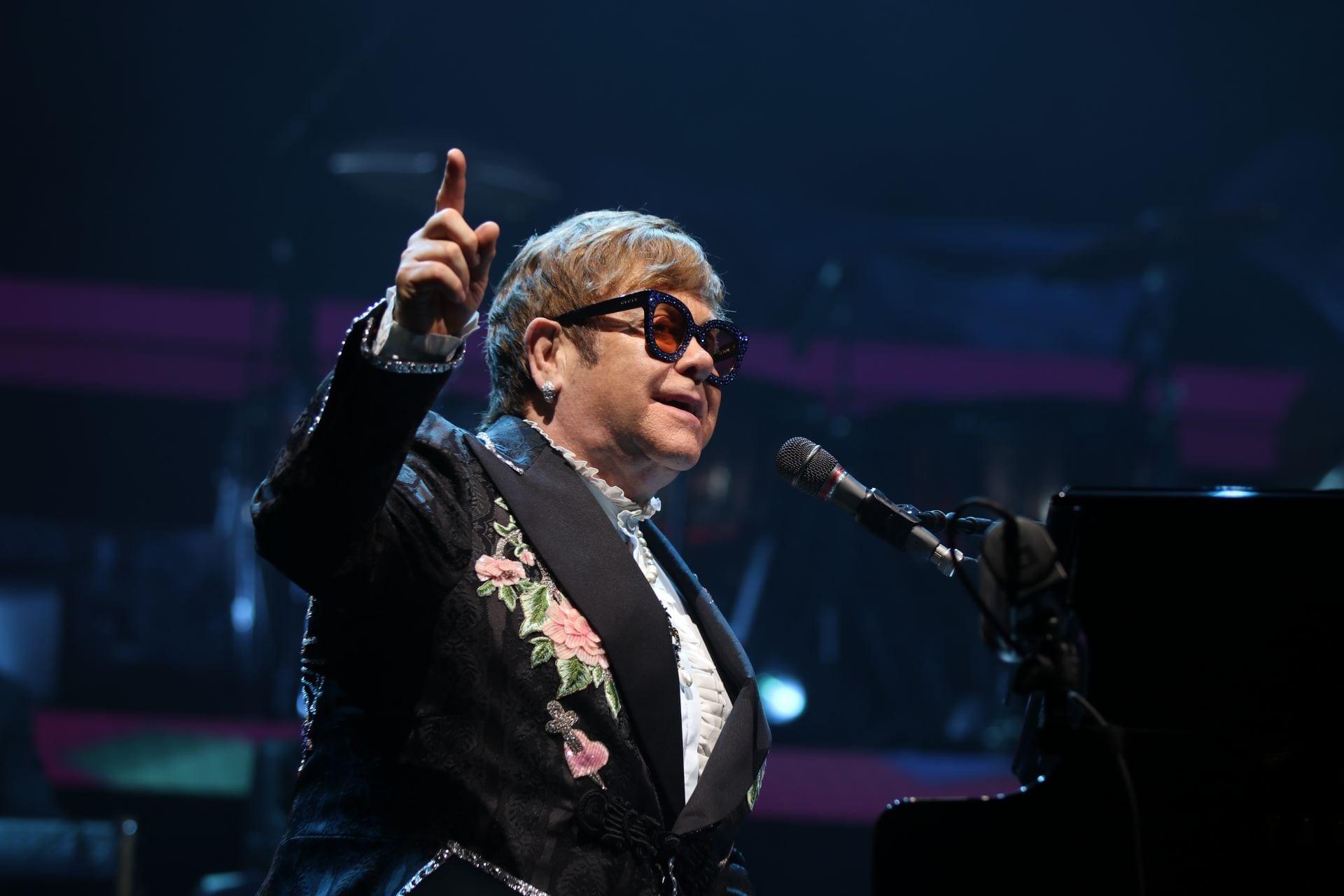 Elton john mp3. Элтон Джон. Элтон Джон в 90. Элтон Джон фото. Элтон Джон 1992 год.