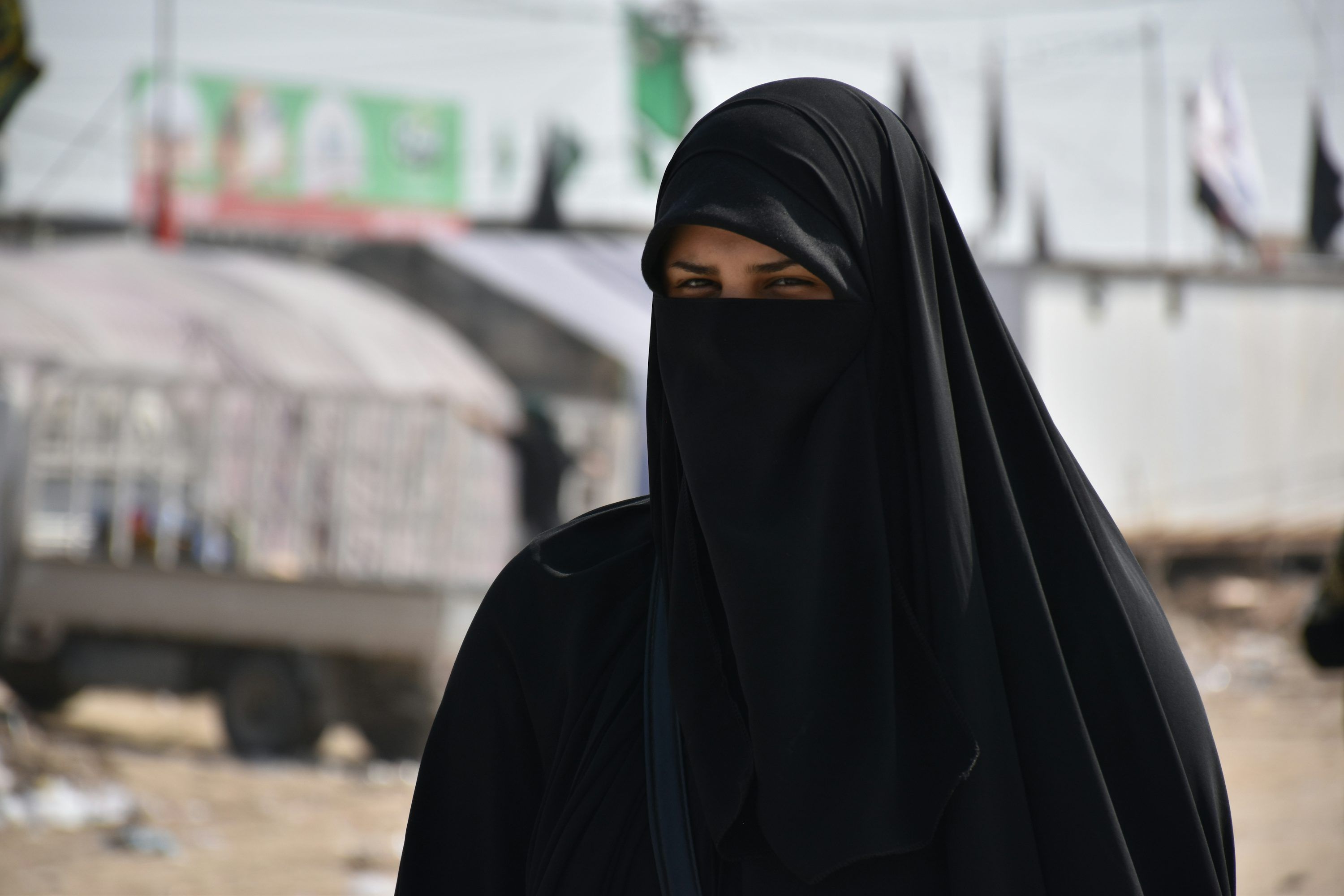 3000x2000 women wearing black niqab photo