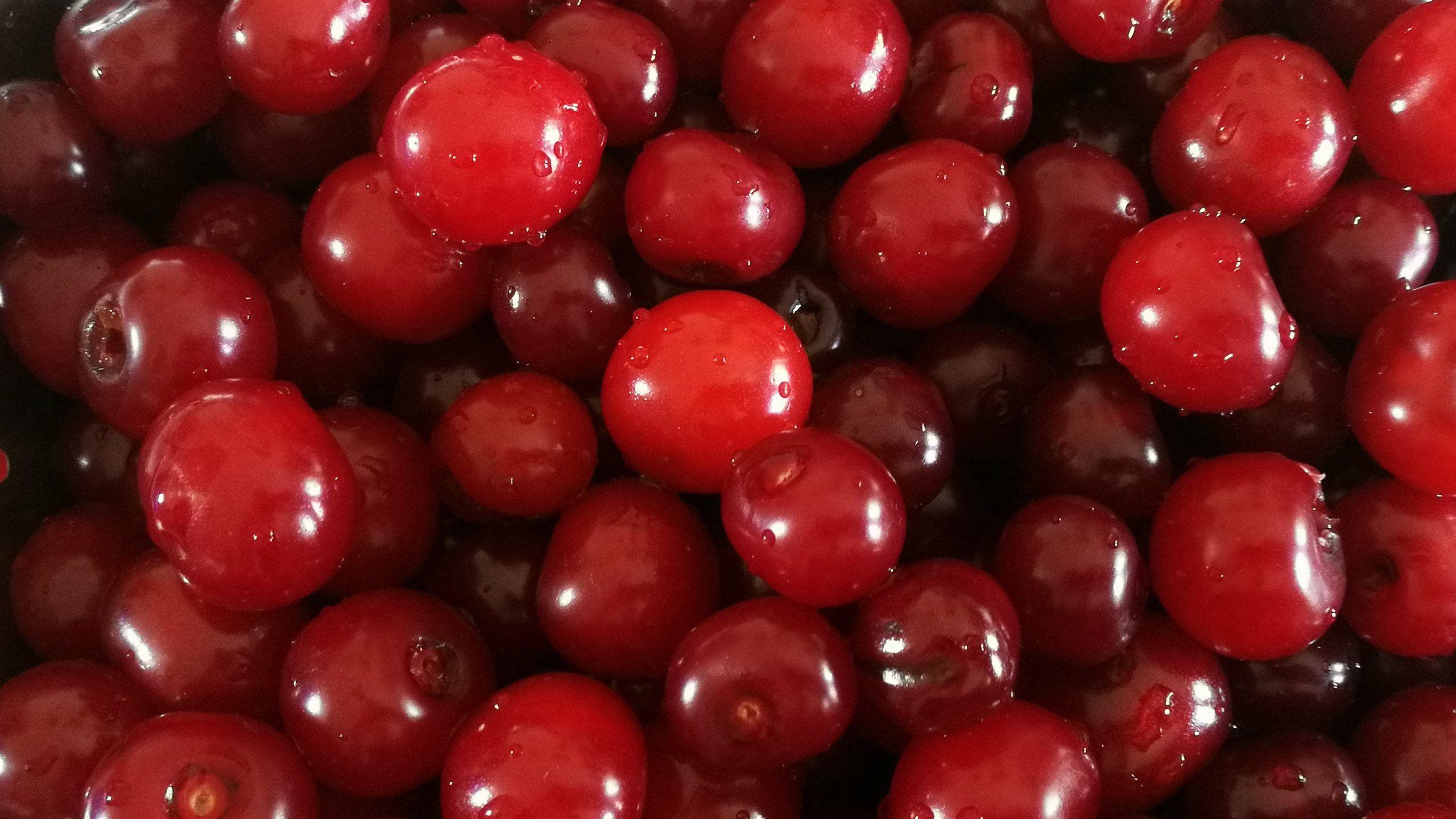 2560x1440 Fresh Cherries HD wallpaper