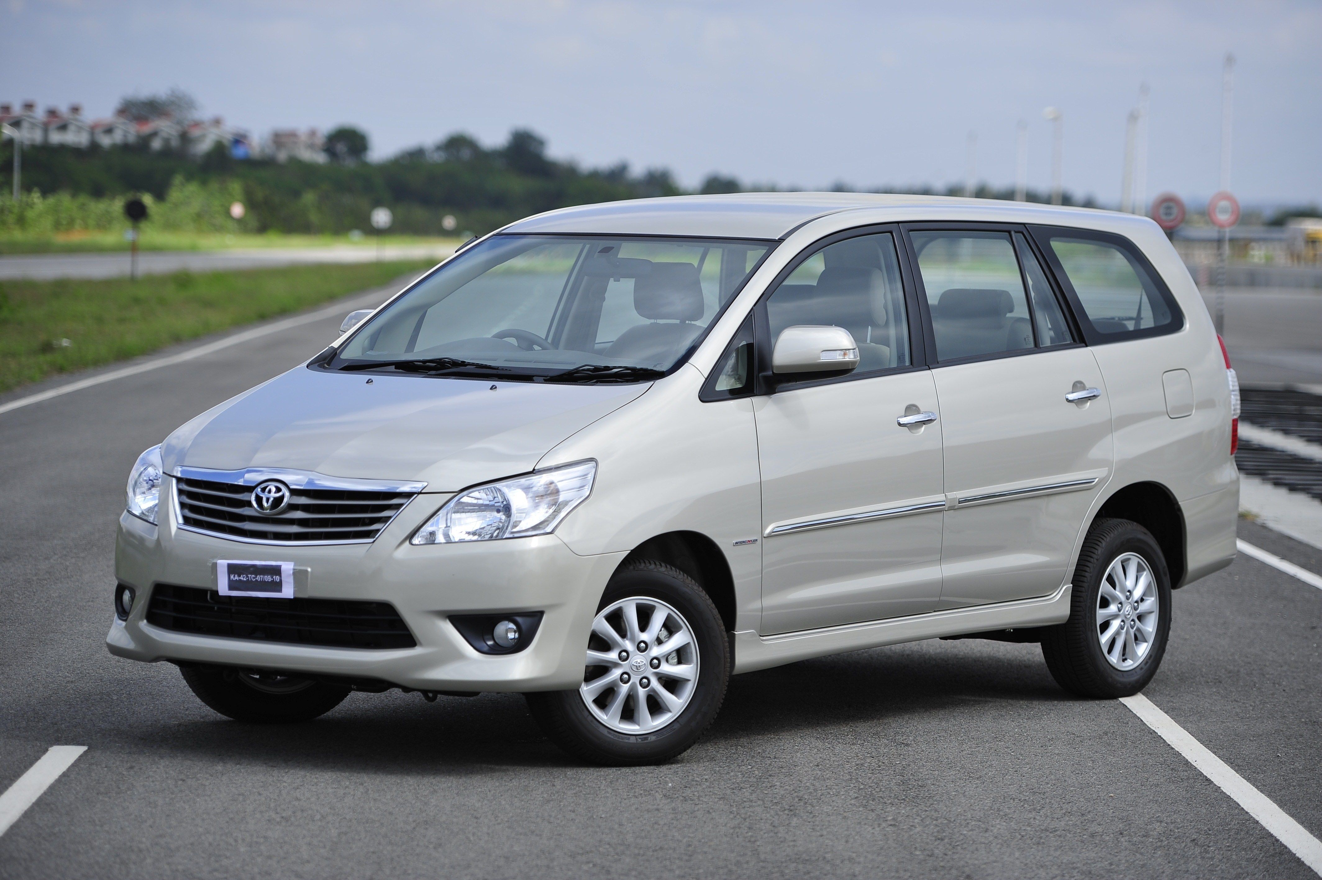 4256x2832 Innova Car Wallpaper