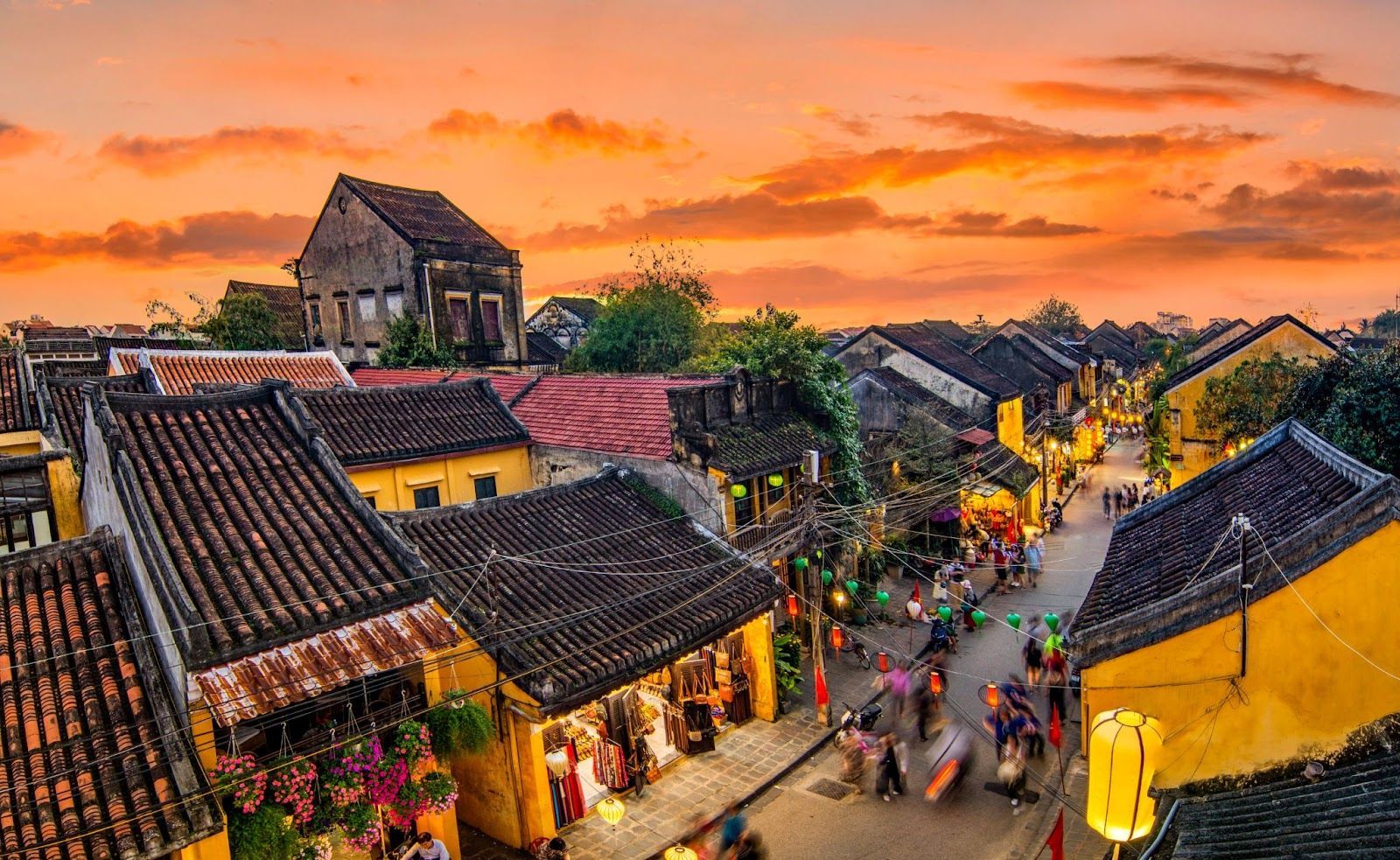 1600x983 HOI AN ANCIENT TOWN AMIDST MODERN