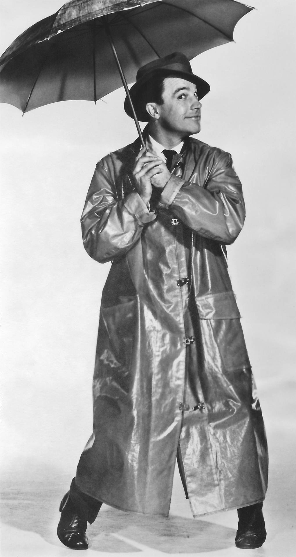 1020x1920 Gene Kelly Holding Umbrella Wallpaper