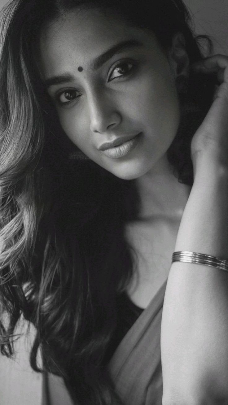 736x1308 Meenakshi Chaudhary HD wallpaper