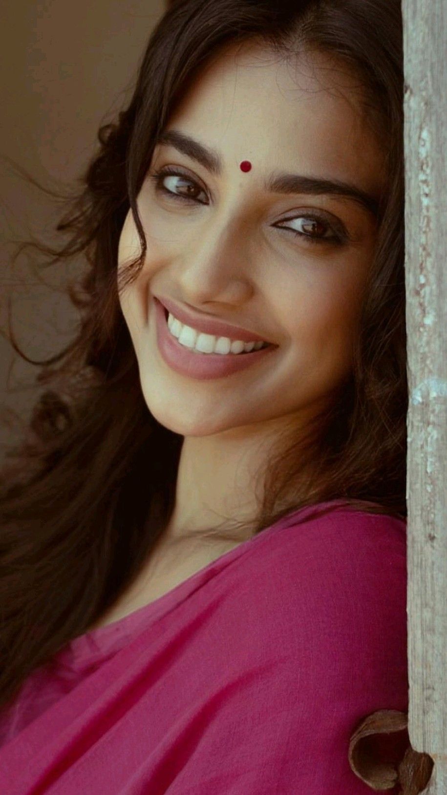 915x1627 Meenakshi Chaudhary HD wallpaper