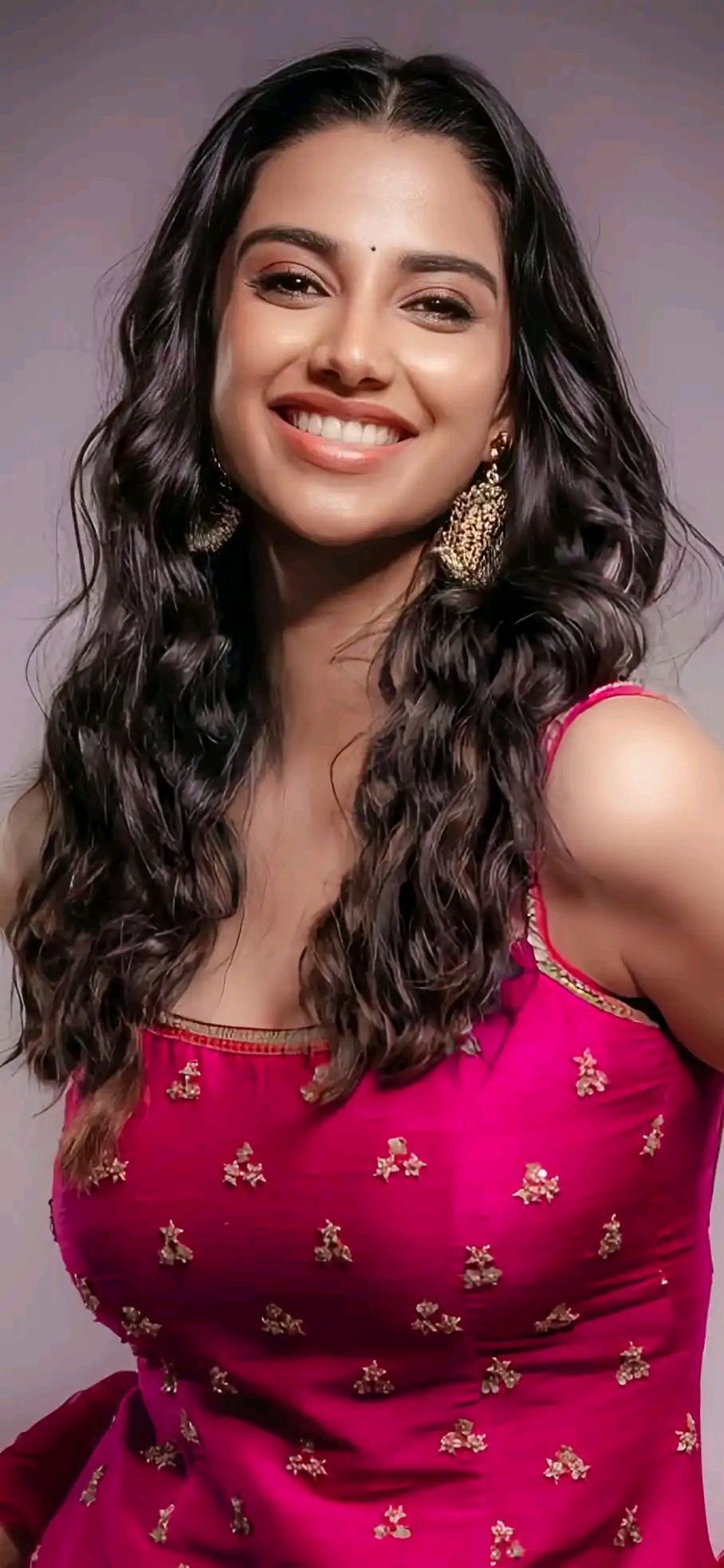 908x1965 Meenakshi Chaudhary