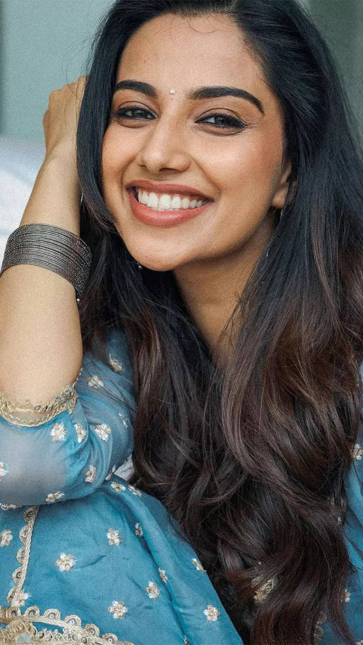 720x1280 Meenakshi Chaudhary captivates
