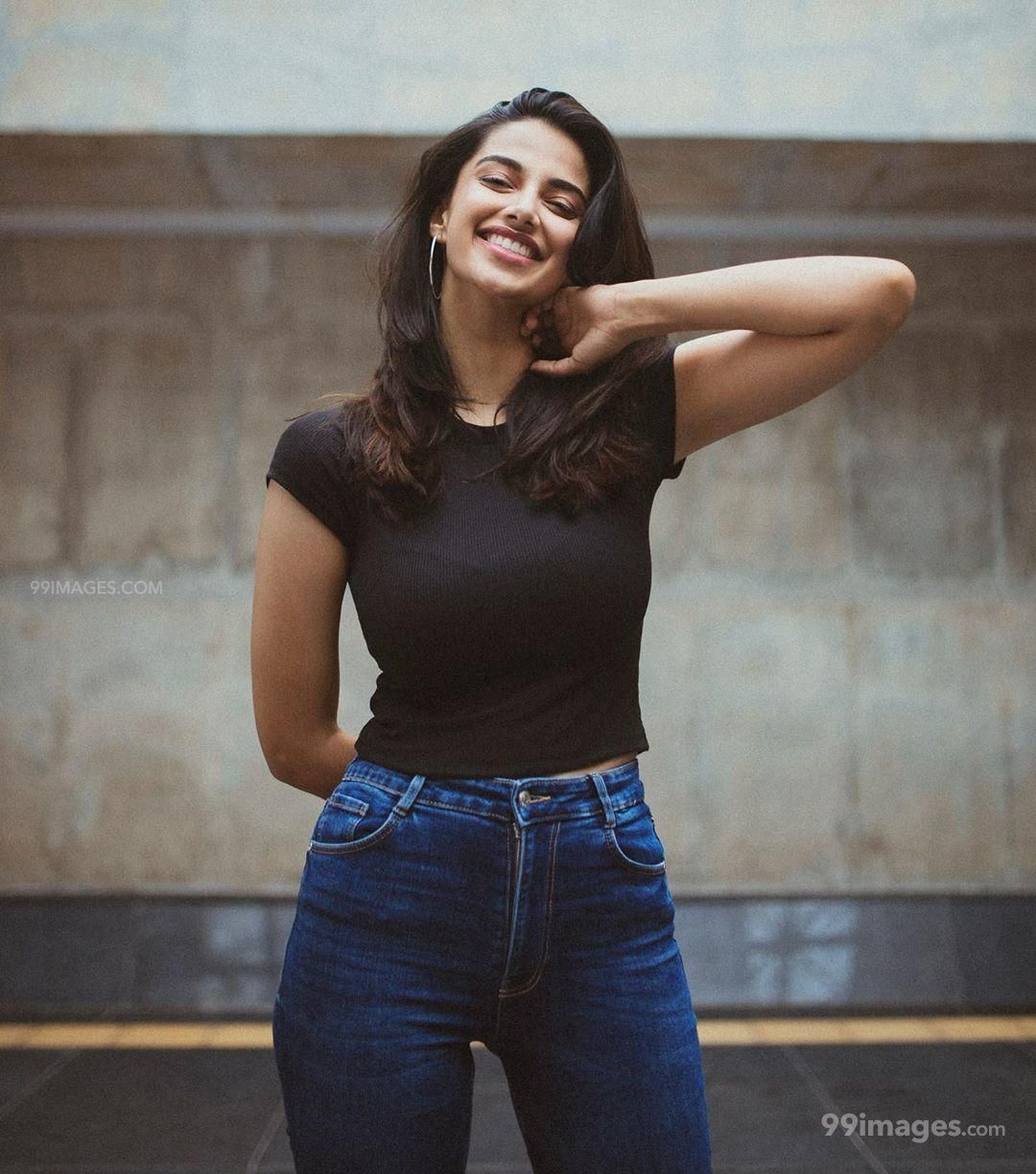 1080x1224 Meenakshi Chaudhary Wallpaper