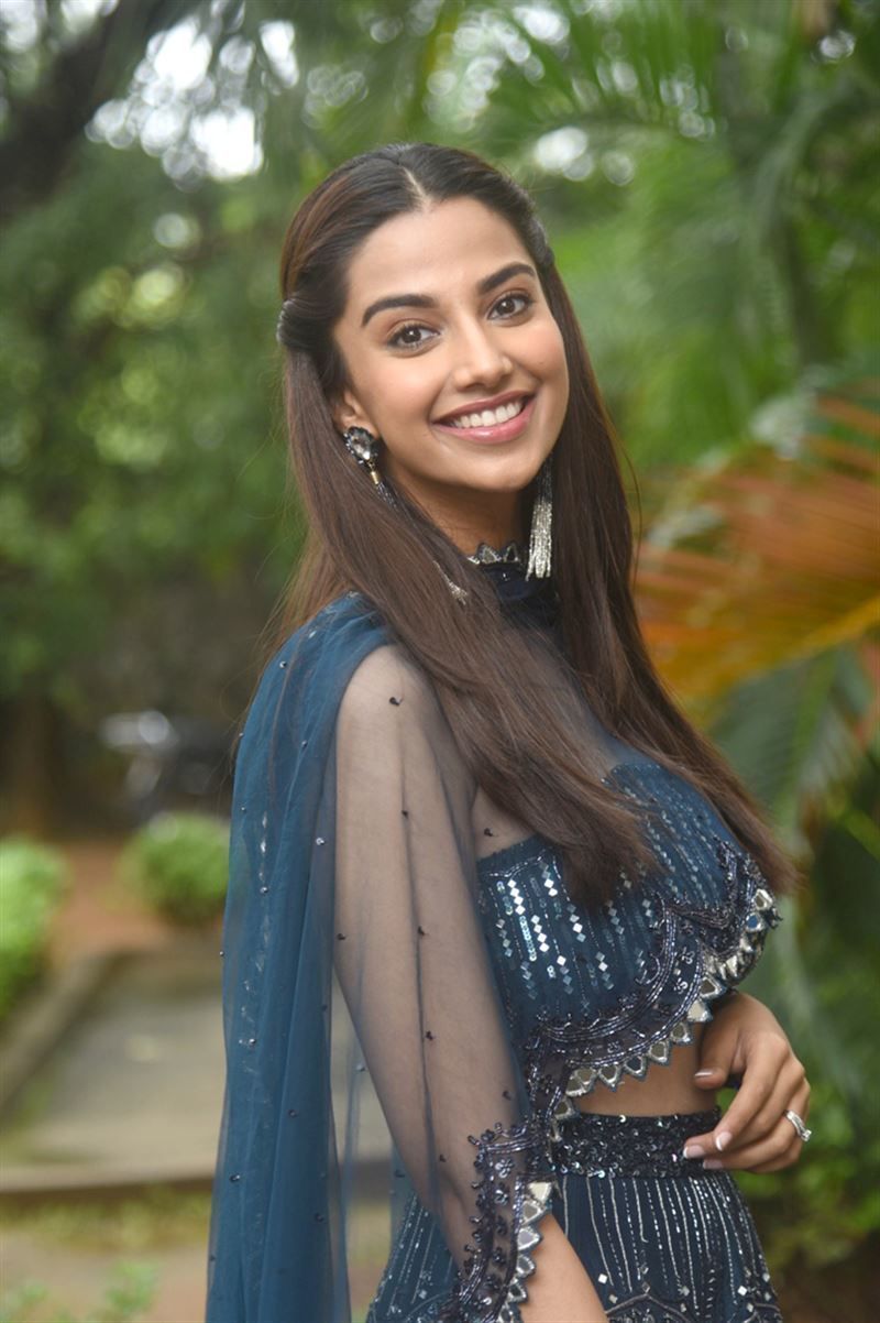 800x1202 Actress Meenakshi Chaudhary Image