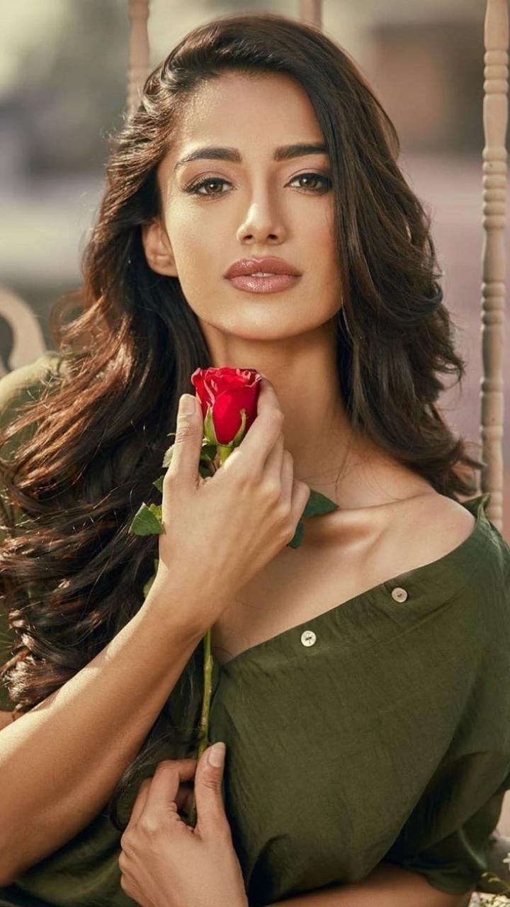 720x1280 മീനാക്ഷി ചൗധരി. Meenakshi Chaudhary