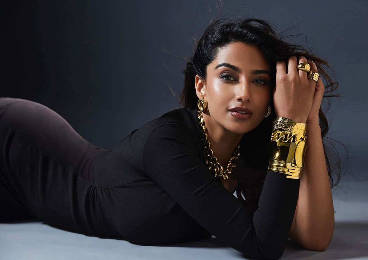 1272x900 Hot and happening Meenakshi Chaudhary