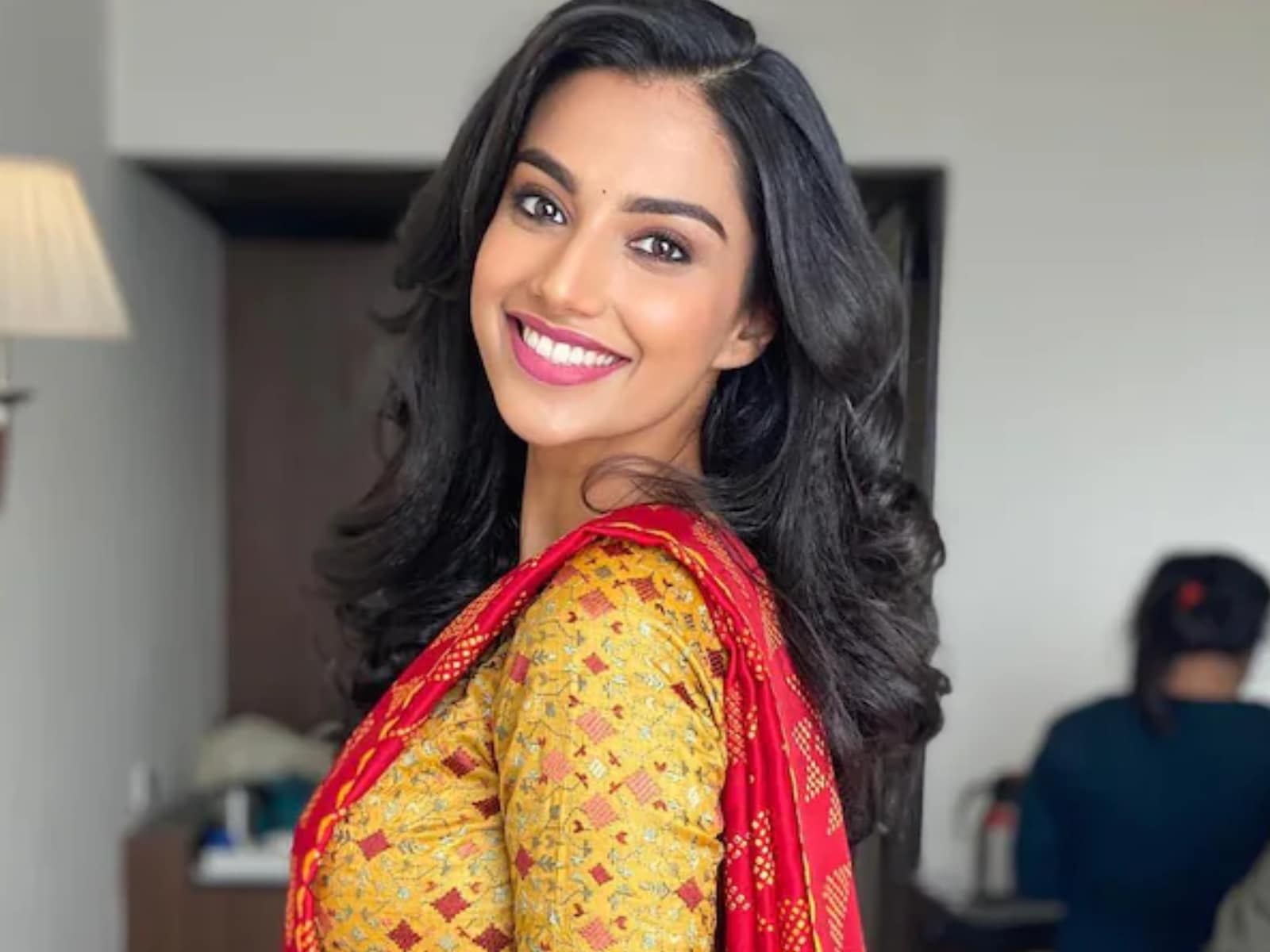 1600x1200 Meenakshi Chaudhary Exudes Elegance
