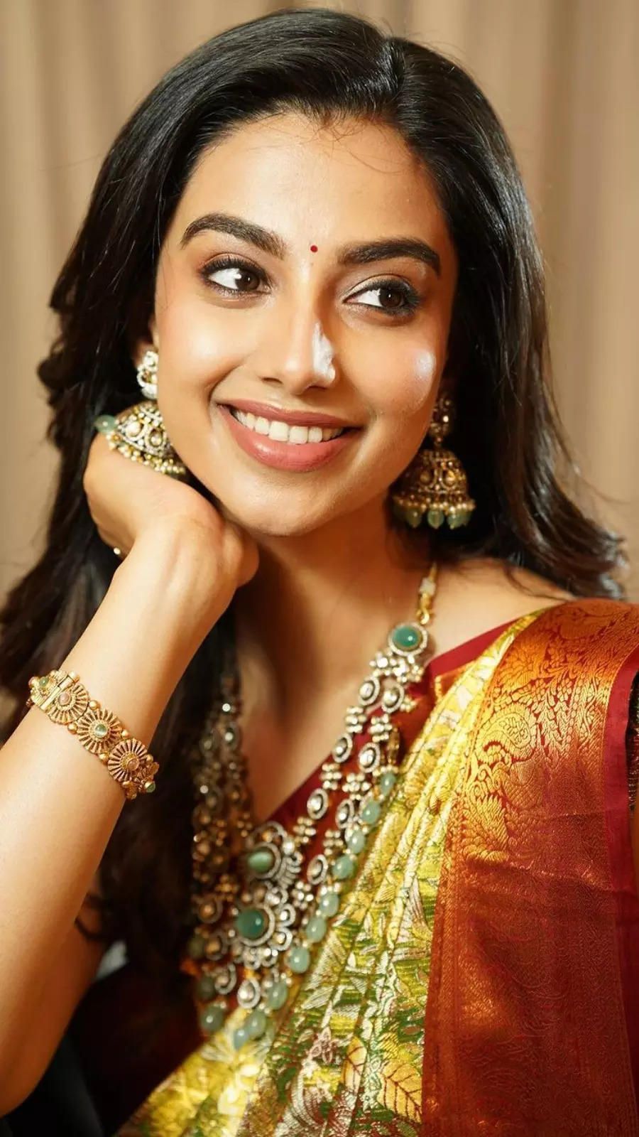 900x1600 Meenakshi Chaudhary: Check out