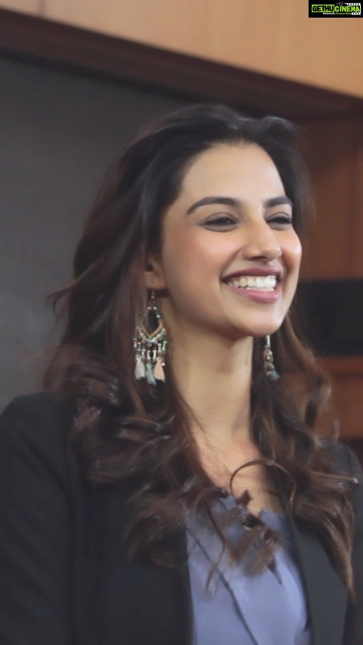 720x1280 Meenakshi Chaudhary Instagram