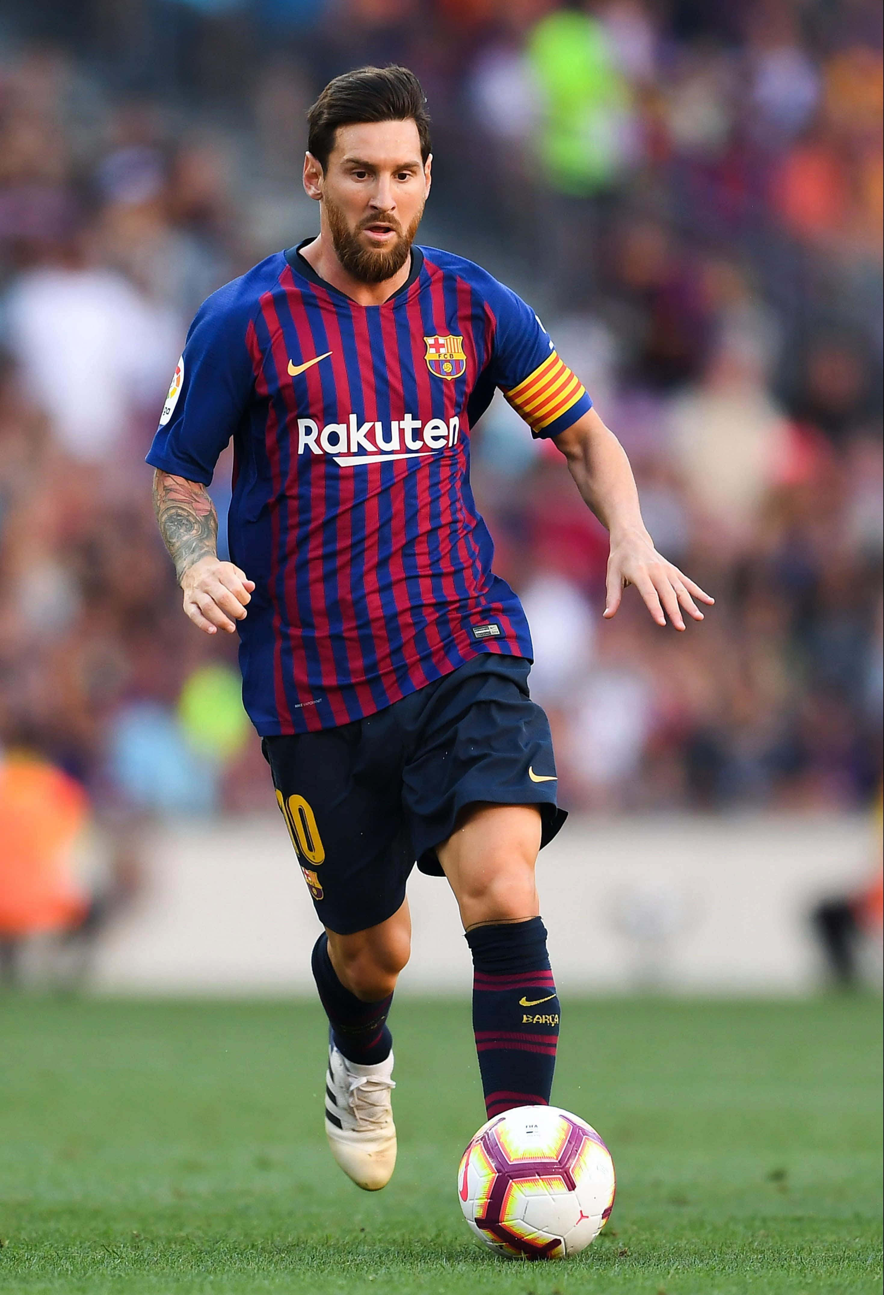 2939x4304 Messi Dribbling Wallpaper