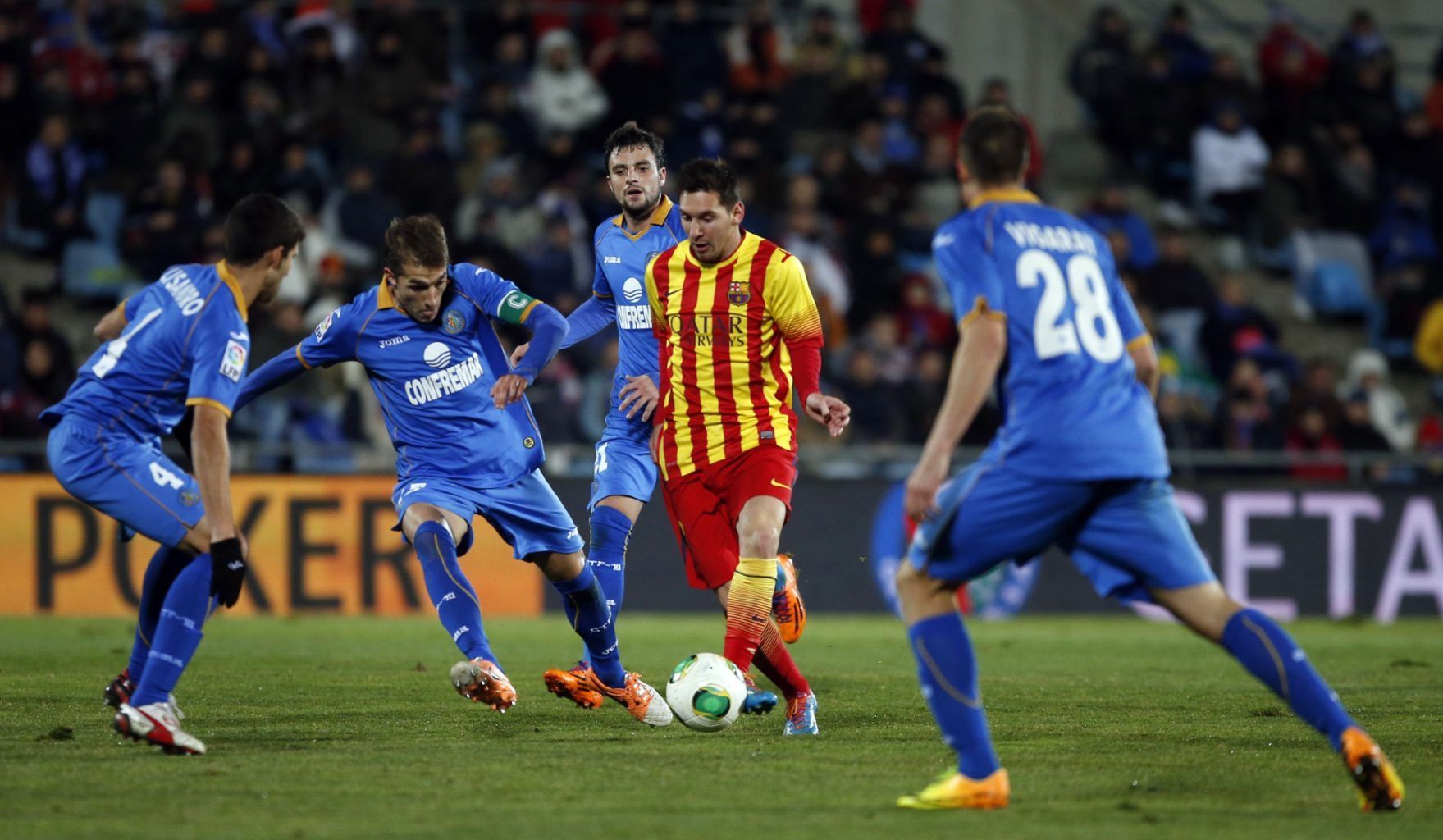 1759x1024 Lionel Messi against 4 defenders