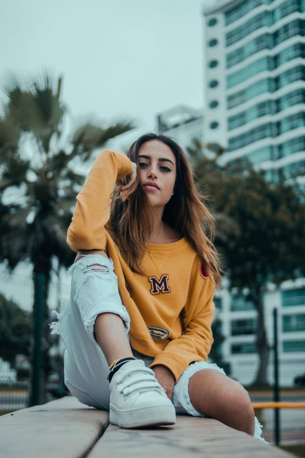 1000x1500 Yellow Sweater Attitude Girl Wallpaper