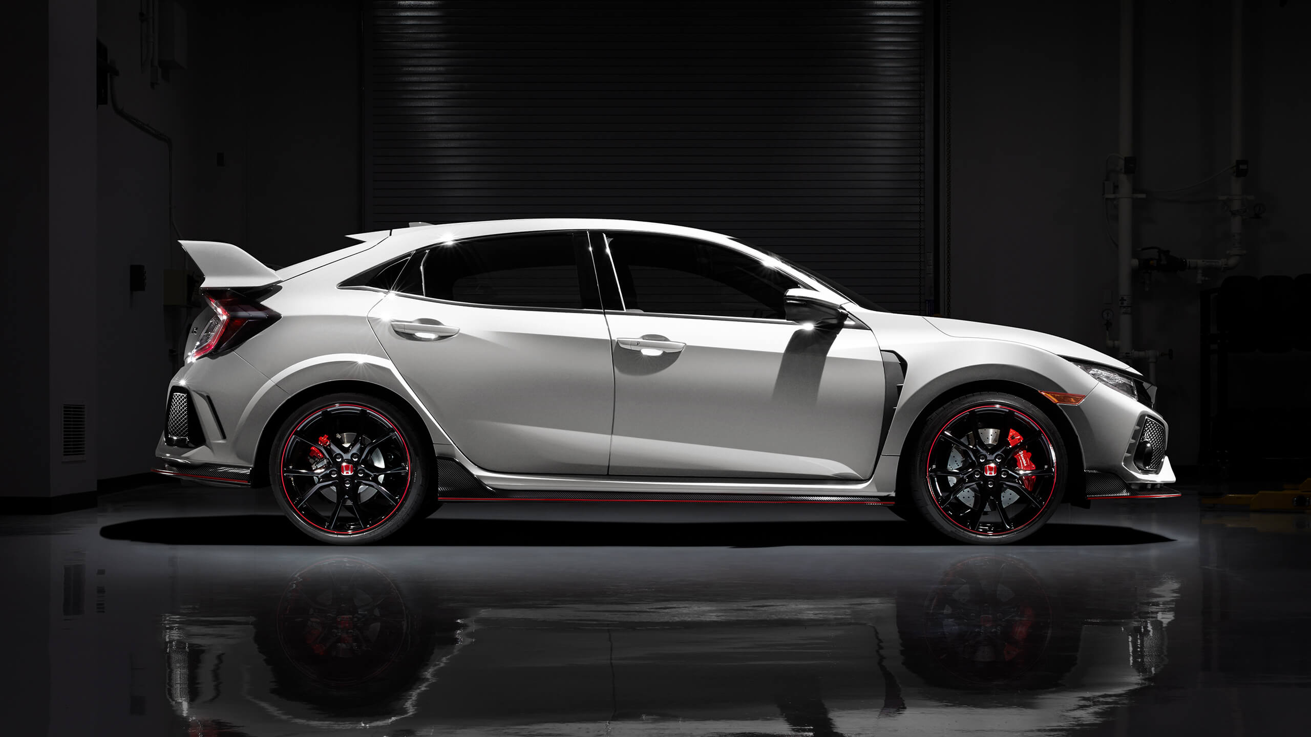 2560x1440 Sleek White Honda Civic Type R Reflection Wallpaperx1440