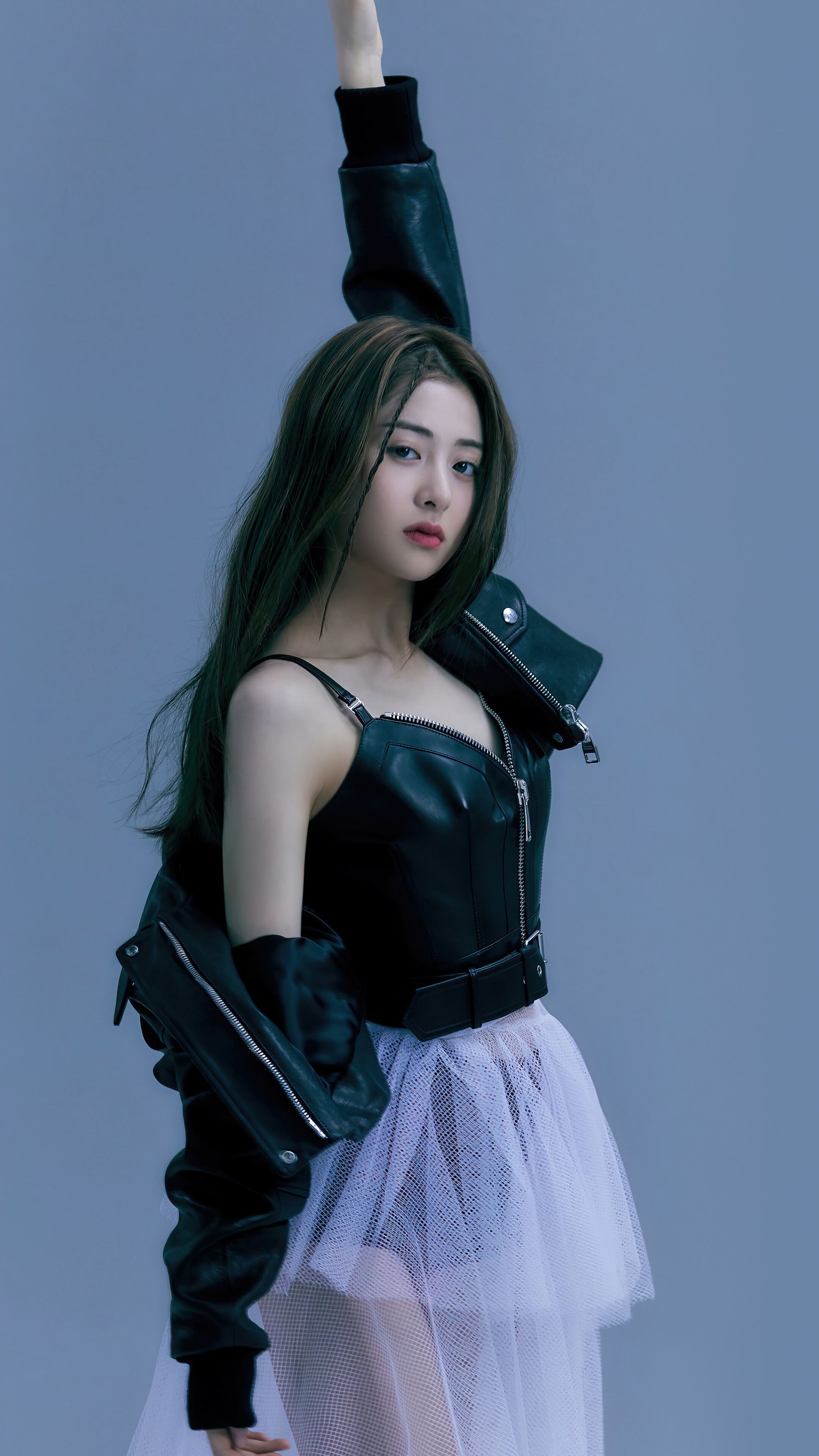 2160x3840 LE SSERAFIM Huh Yunjin 4K Wallpaper