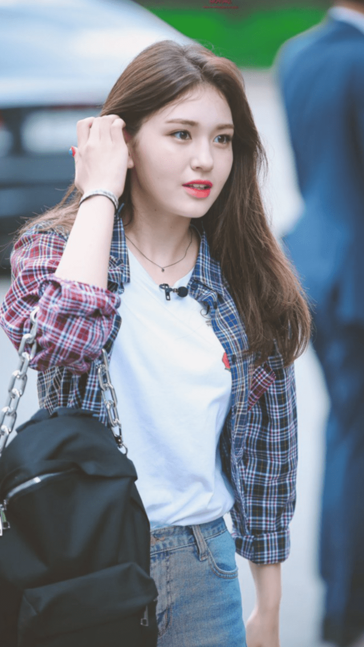 720x1280 Somi Wallpaper