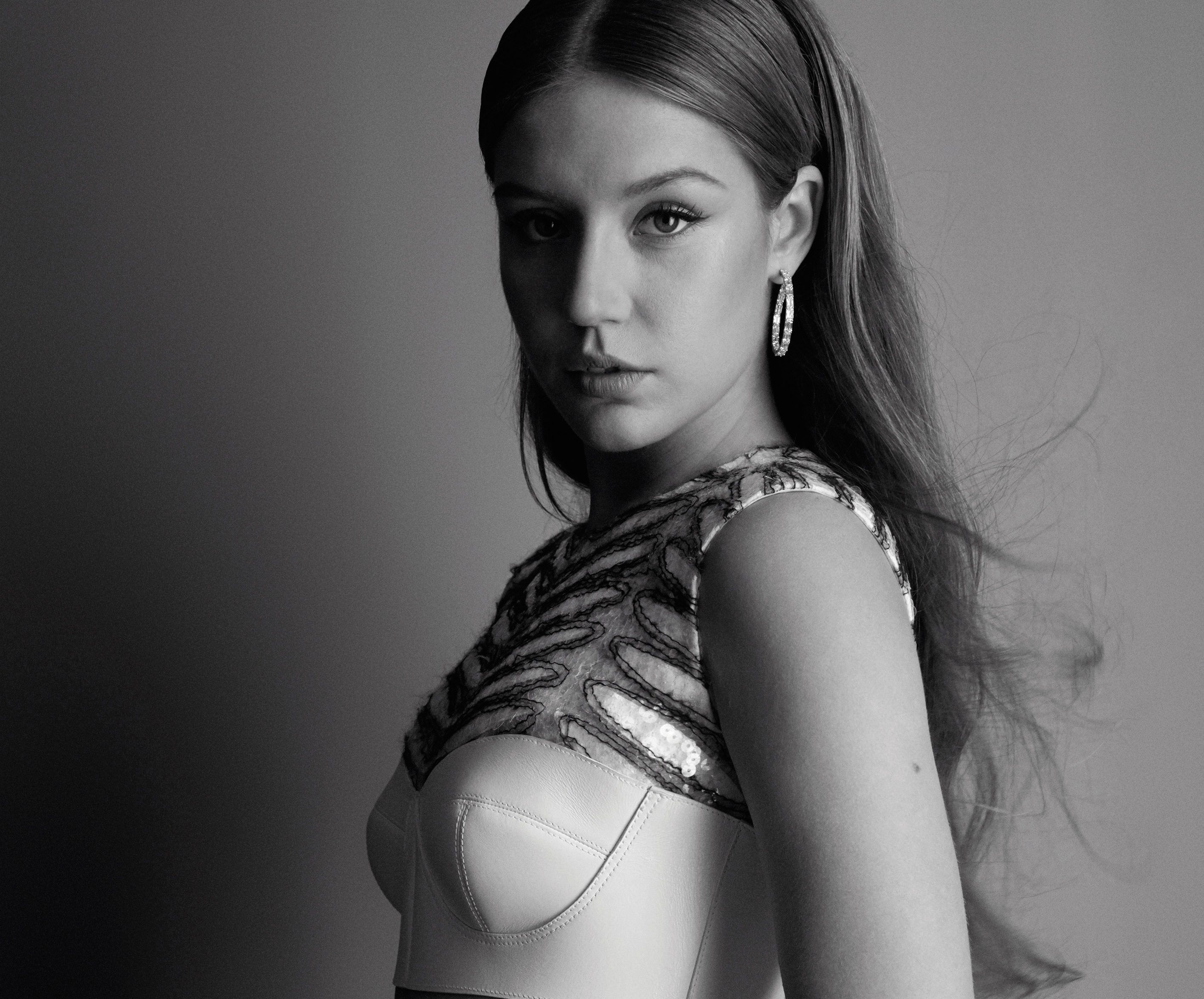 2835x2353 Wallpaper look, actress, black