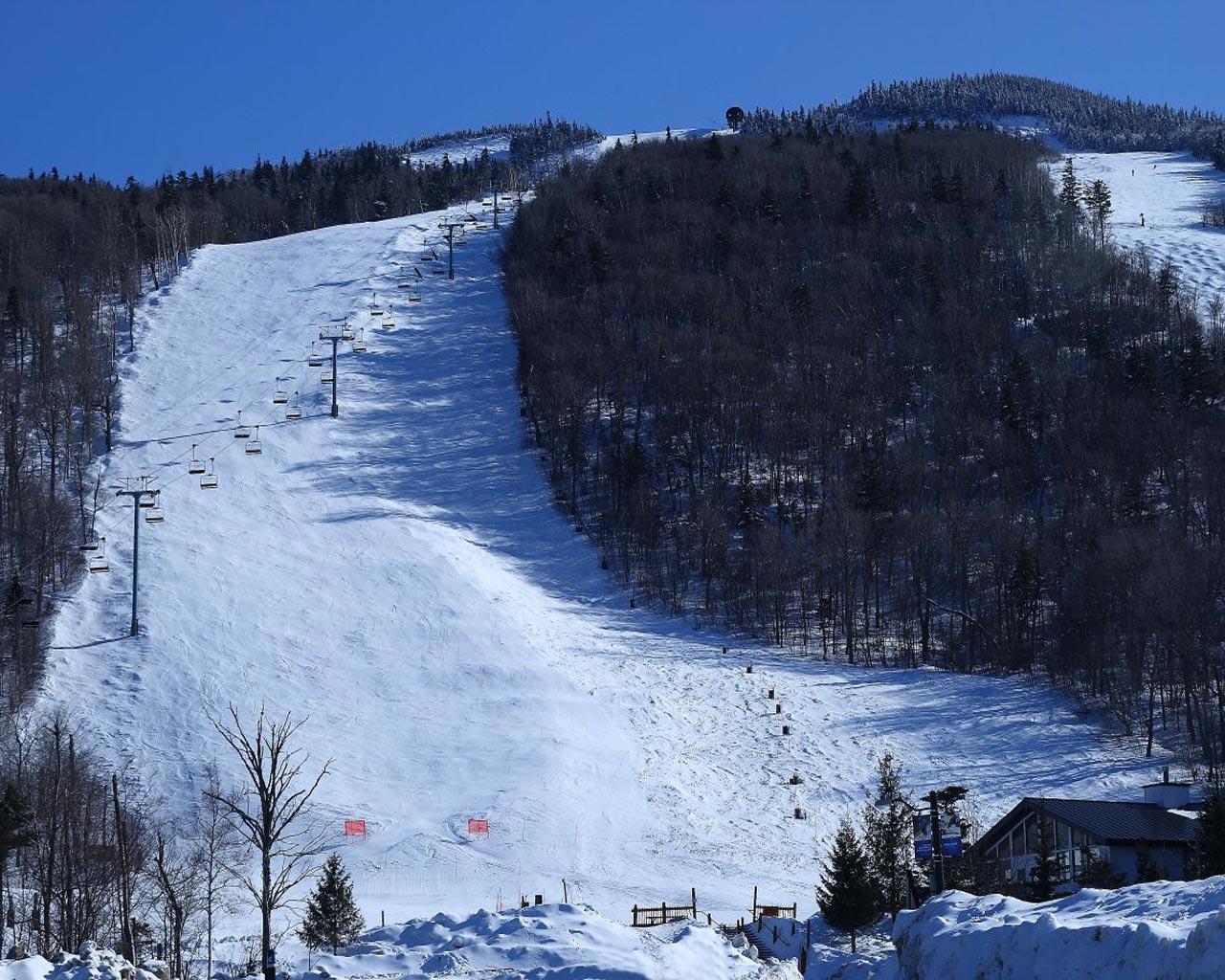 1280x1024 Best ski resort, Vermont run (black) from Skye Peak 1280x1024 Wallpaper