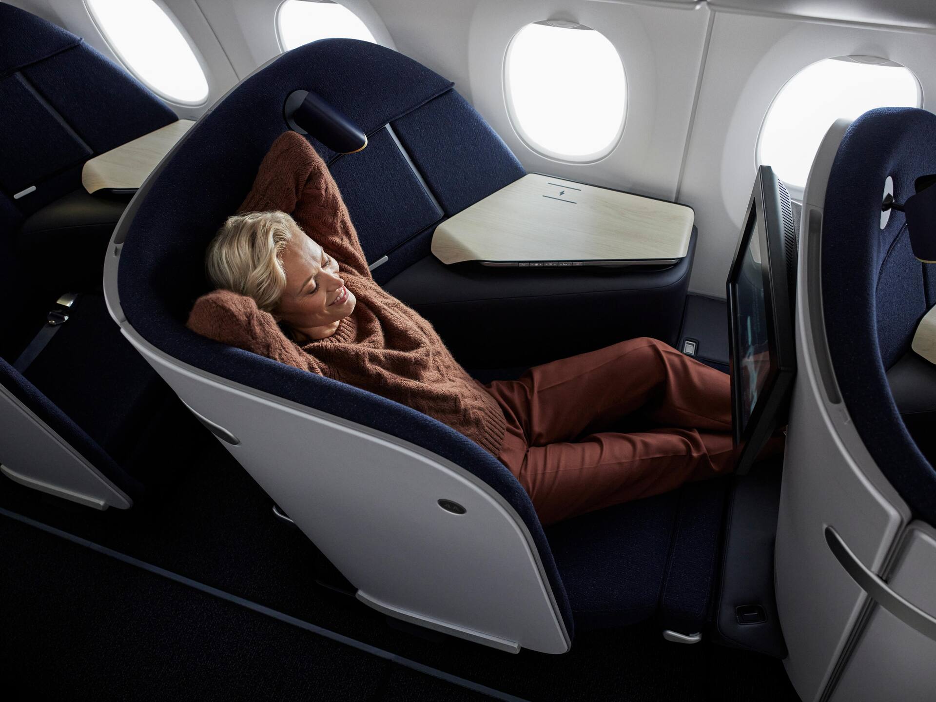 1920x1440 Business Class cabin explored