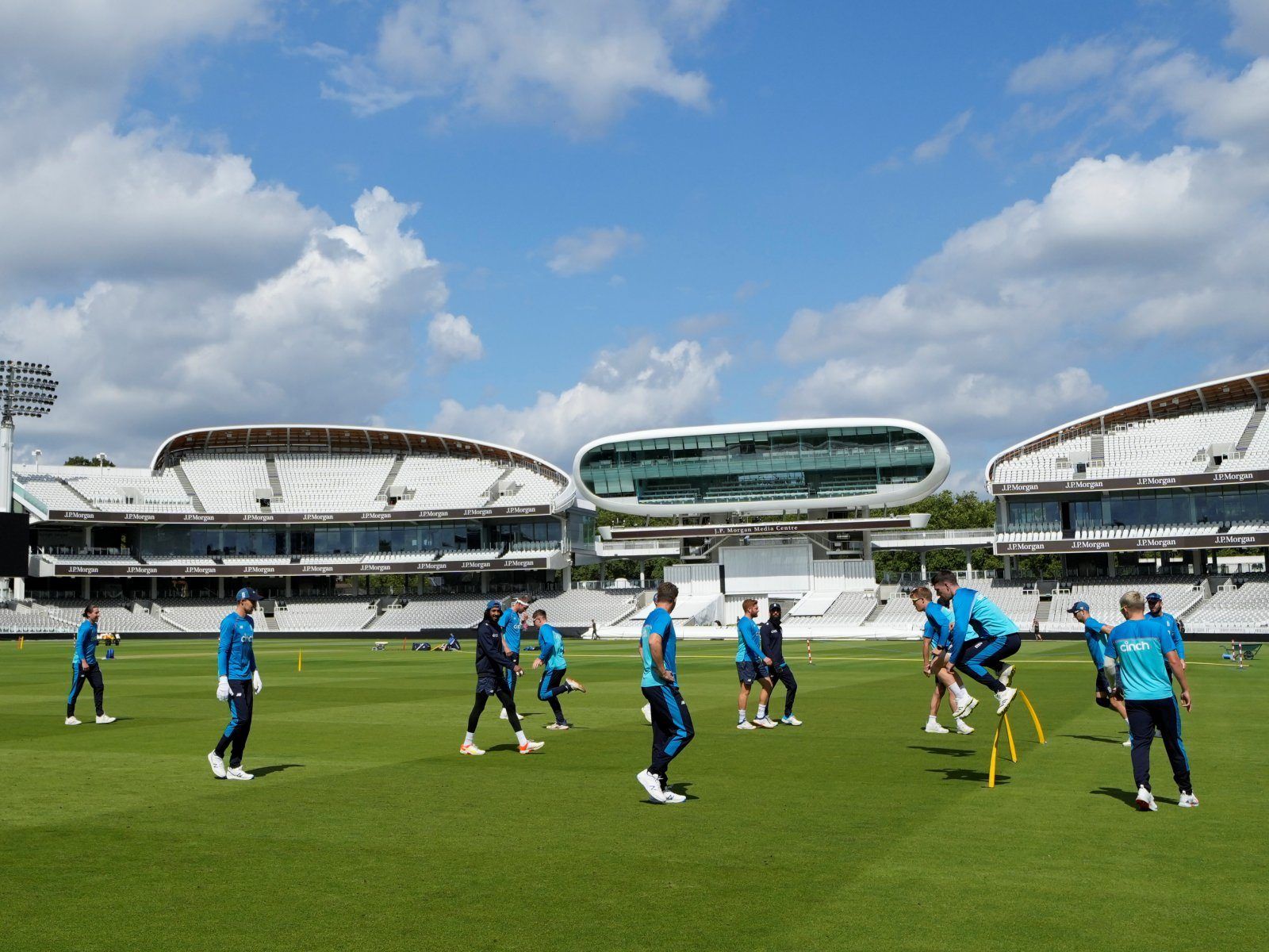 1600x1200 Lord's Cricket Ground Is Lush Green