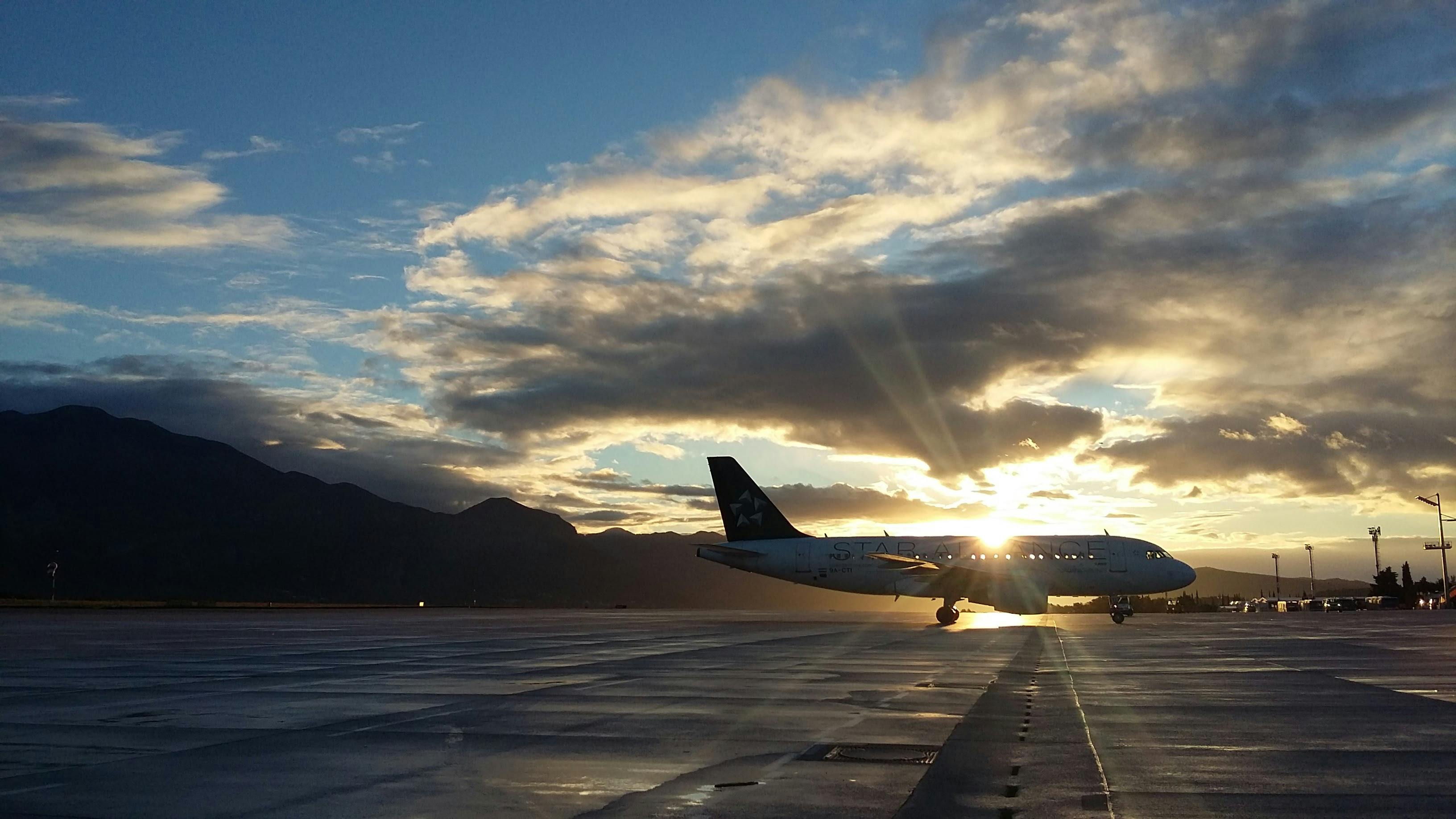3264x1836 Silhouette of Airplane in Golden Hour