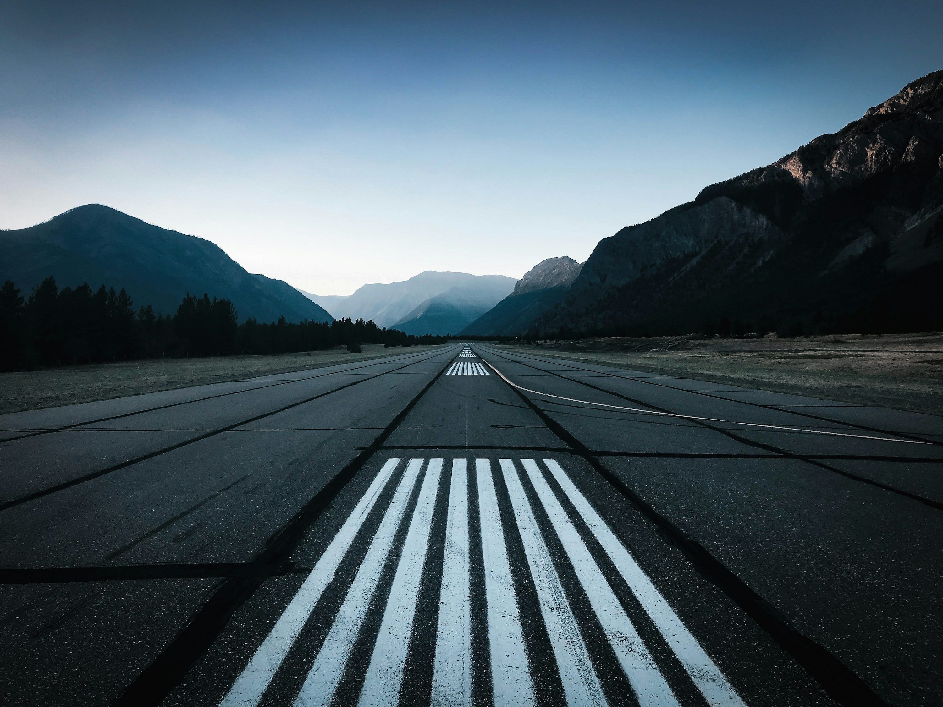 3000x2250 An empty runway with mountains in