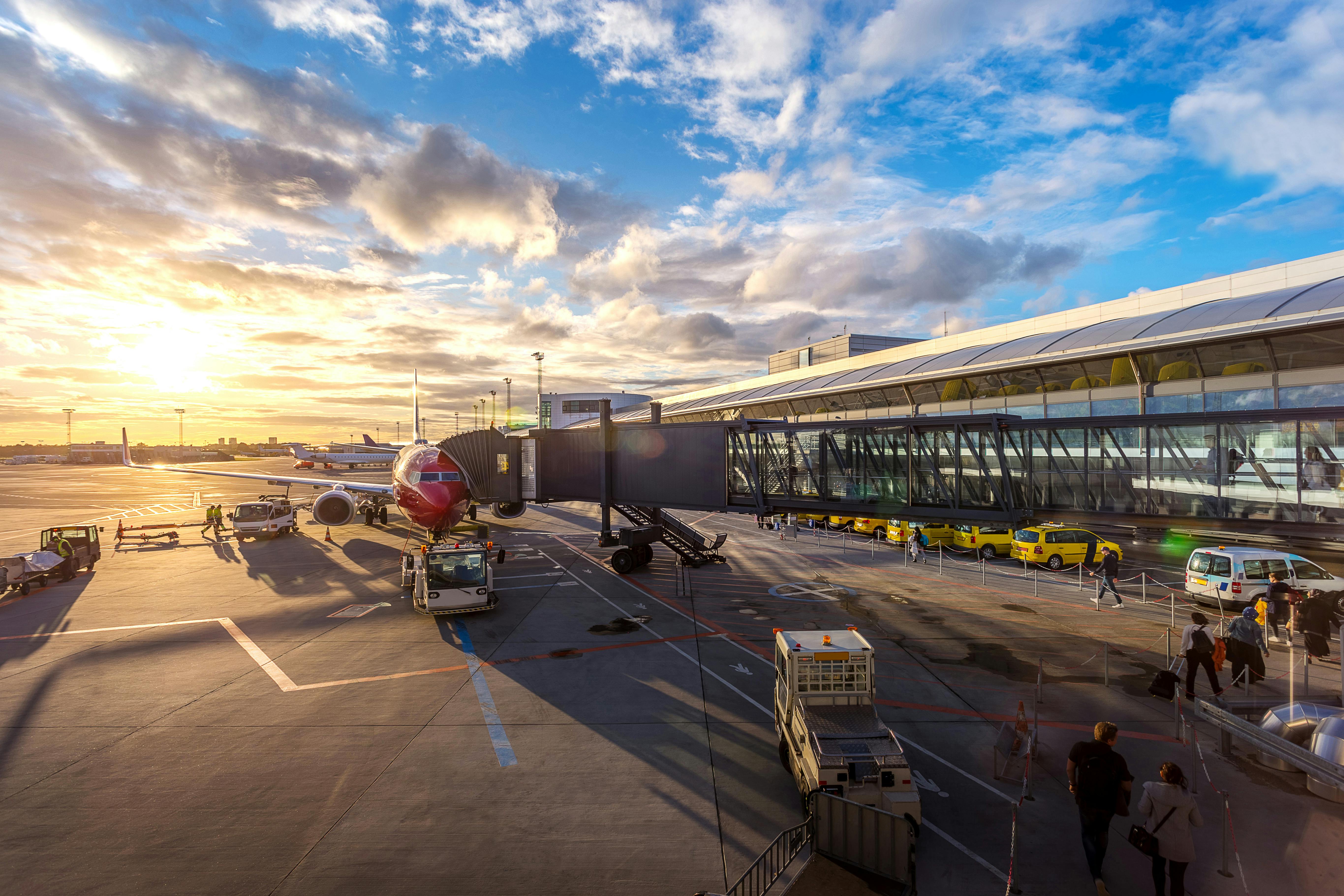 5463x3642 International Airport Photo, Download