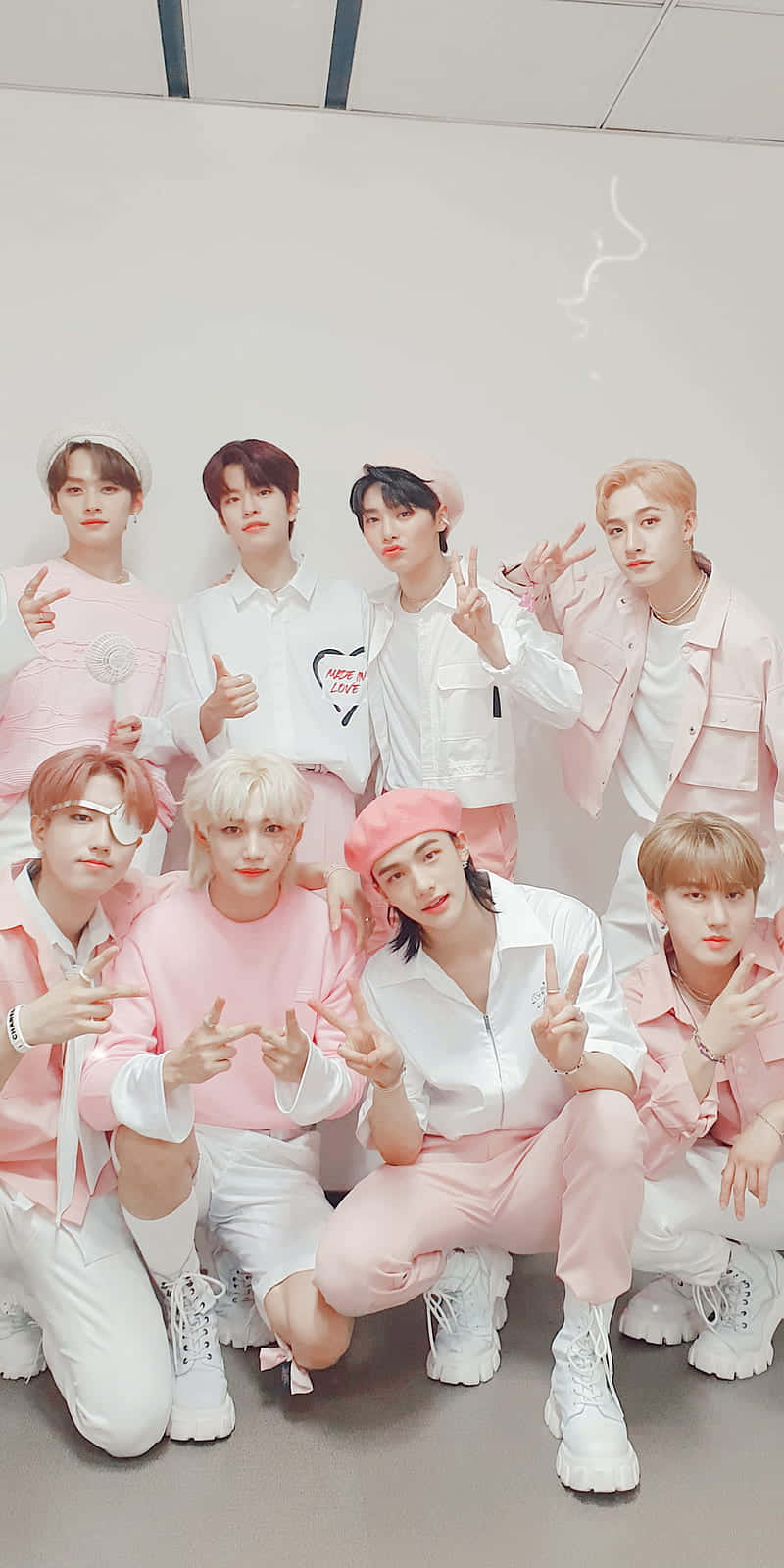 800x1600 Download All EIGHT members of Stray Kdis, forming the powerful OT8! Wallpaper