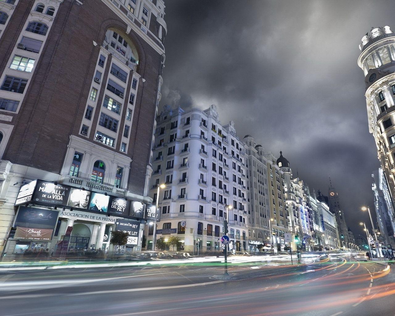 1280x1024 Download wallpaper 1280x1024 street, house, light, madrid