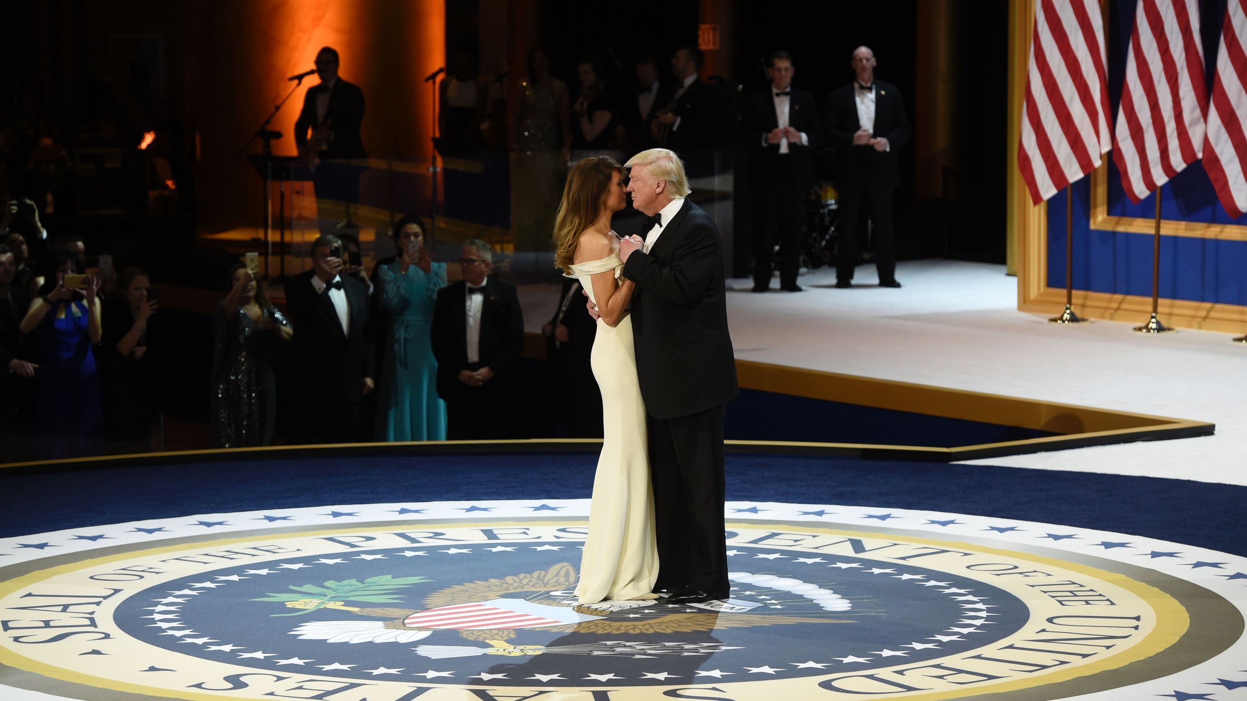 2560x1440 Trump Inauguration Documents